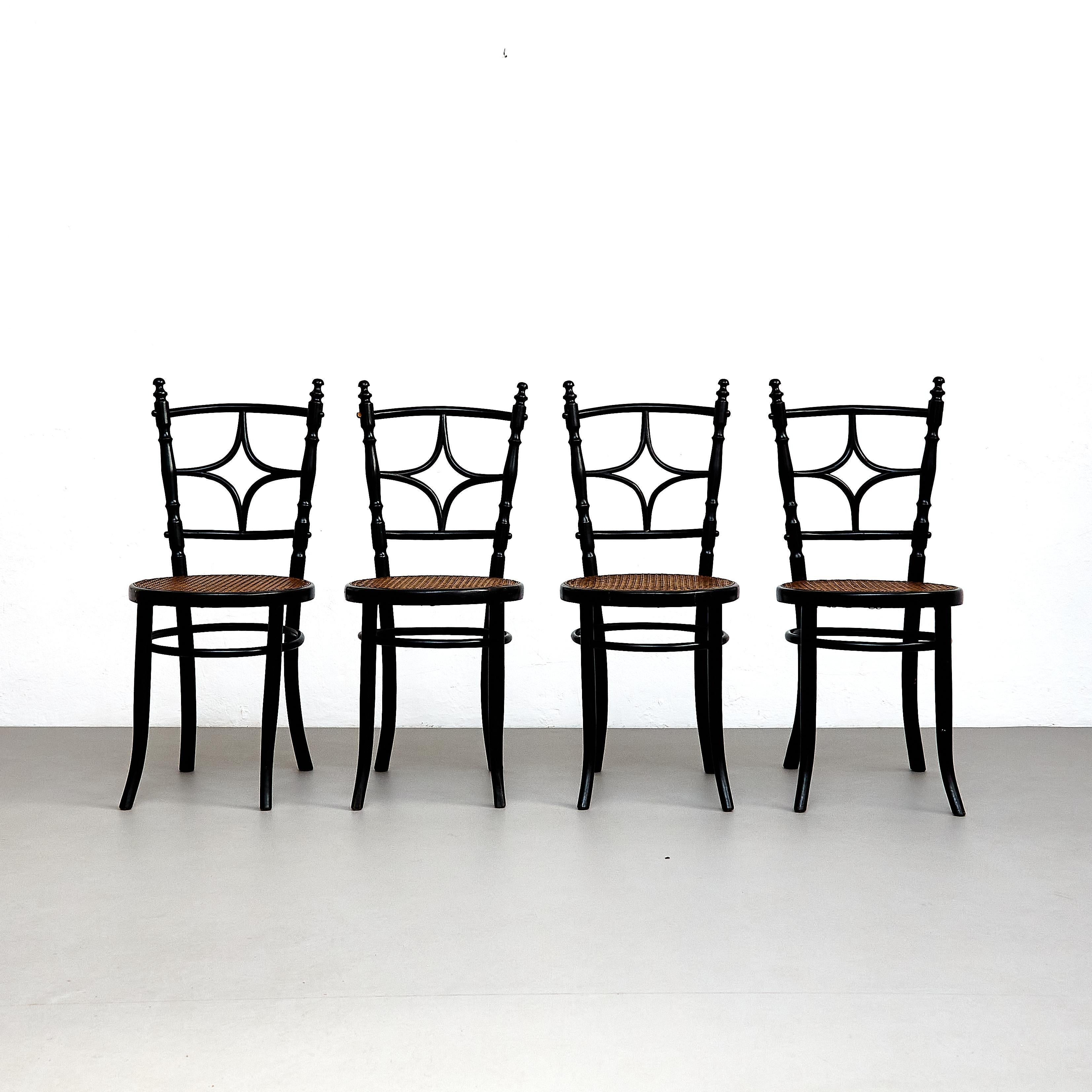 Satz von vier rustikalen französischen Holzstühlen.

Hergestellt in Frankreich, um 1950.

In ursprünglichem Zustand mit geringen Gebrauchsspuren, die dem Alter und dem Gebrauch entsprechen, wobei eine schöne Patina erhalten bleibt.

MATERIALIEN: