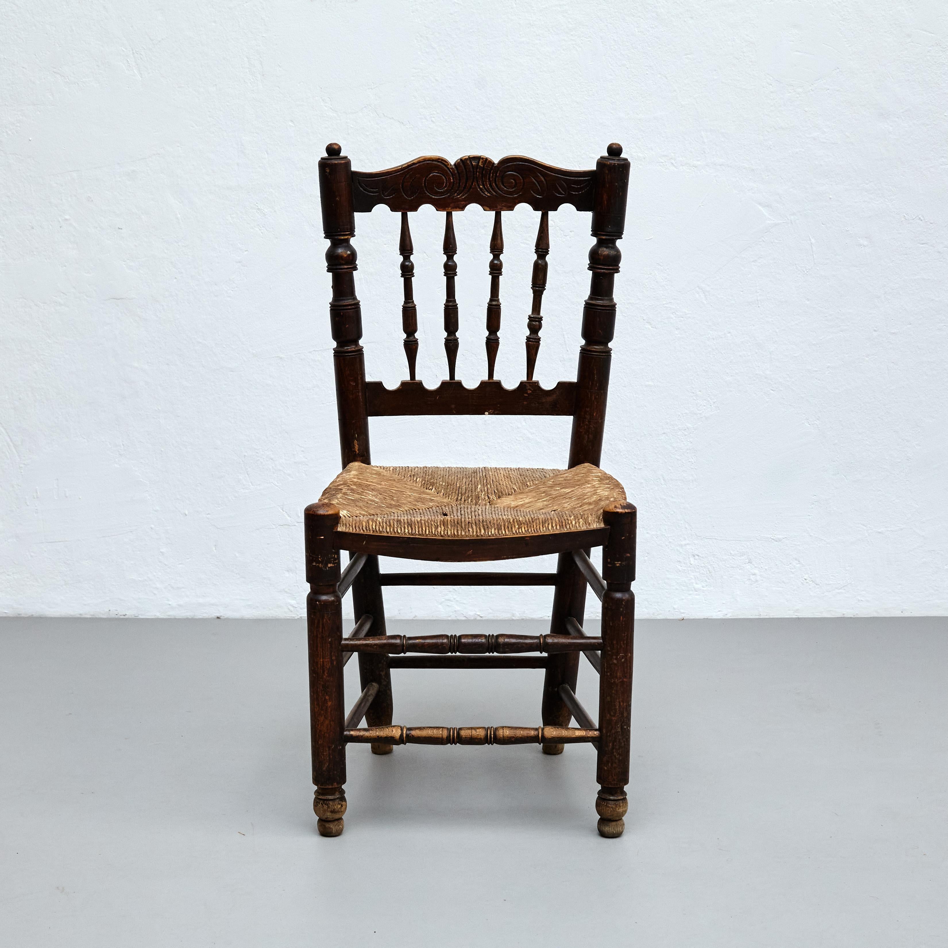 Set of Four Rustic Wood French Chairs, circa 1950 In Good Condition For Sale In Barcelona, ES