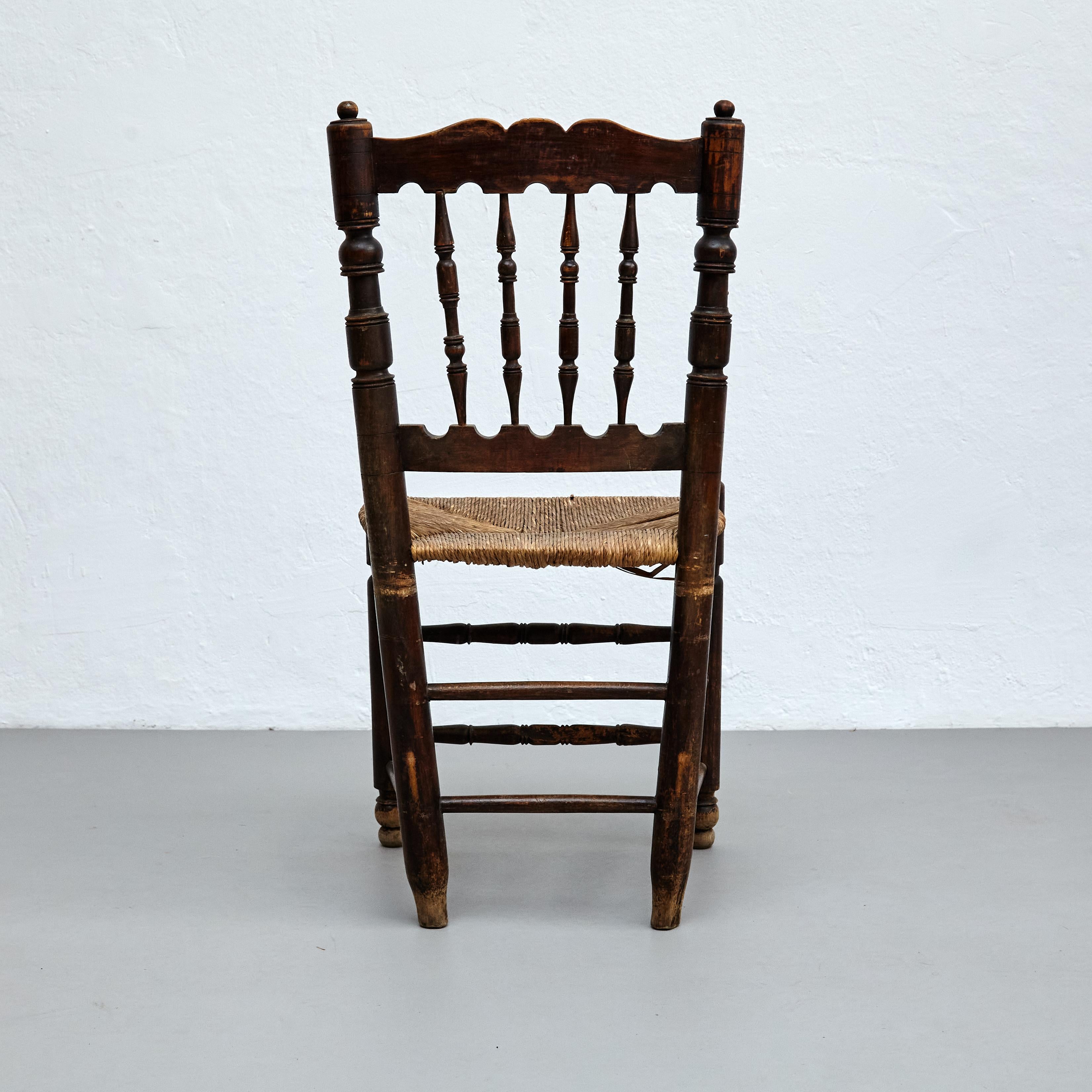 Satz von vier rustikalen französischen Stühlen aus Holz, um 1950 (Französisch)
