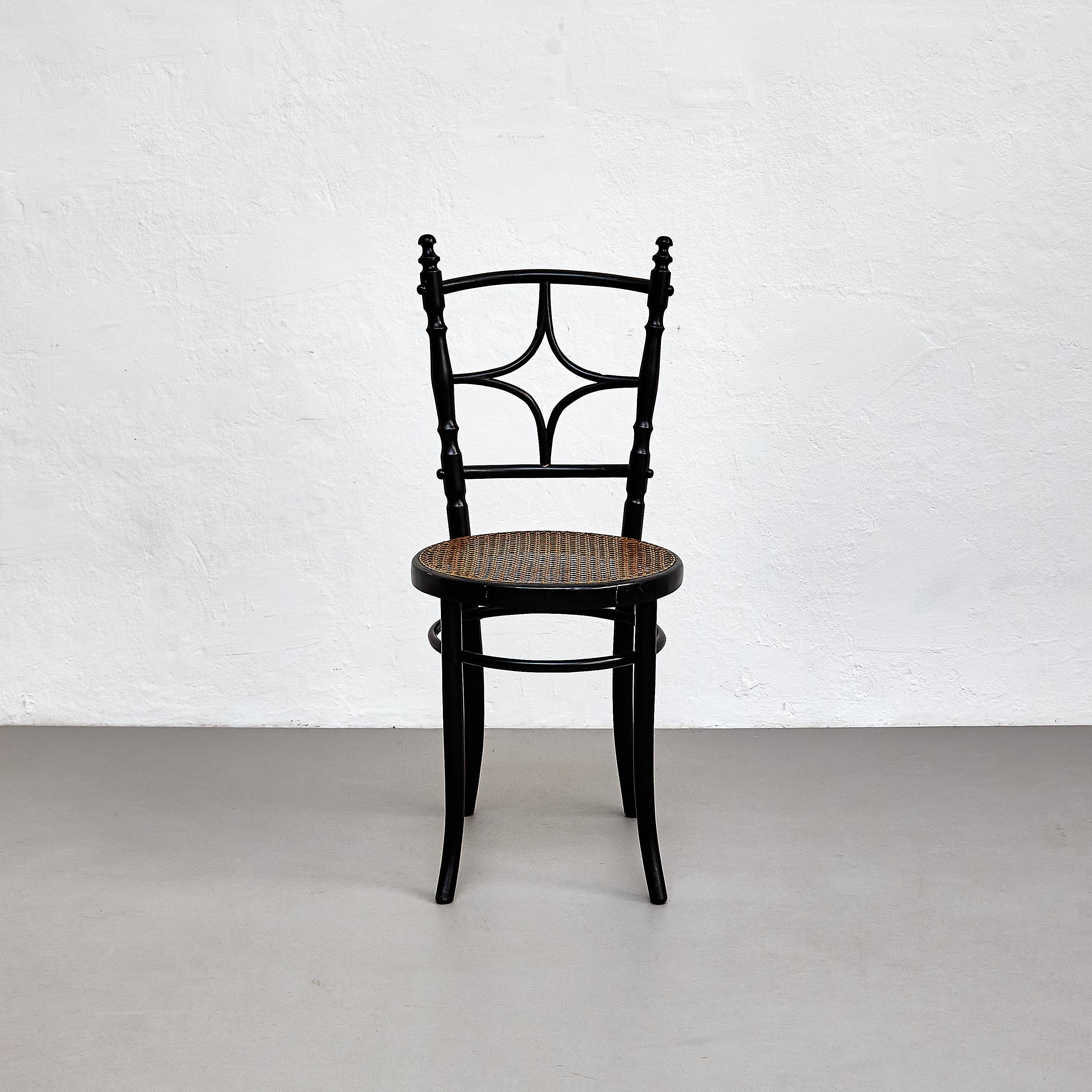 Satz von vier rustikalen französischen Stühlen aus Holz, um 1950 (Mitte des 20. Jahrhunderts) im Angebot