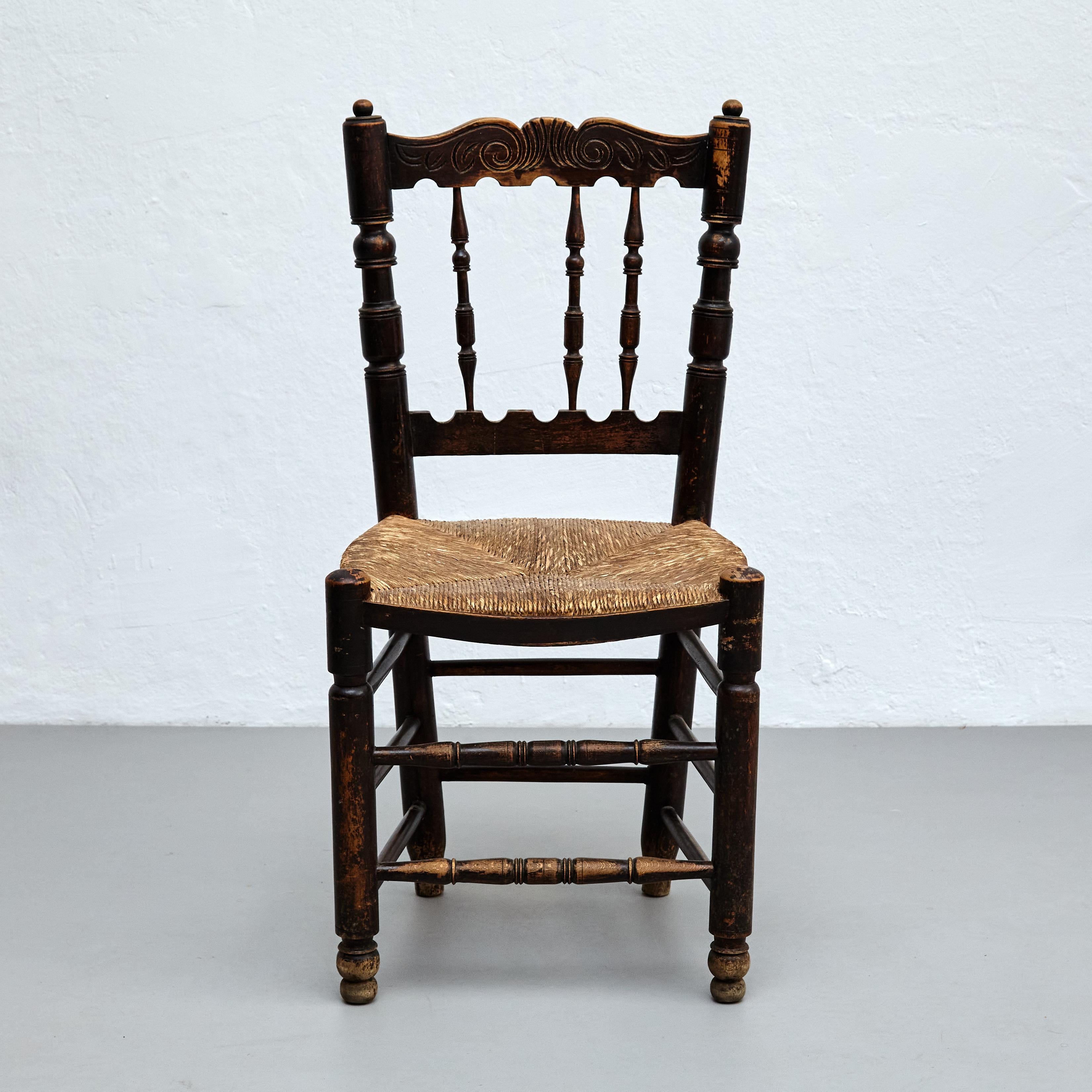 Satz von vier rustikalen französischen Stühlen aus Holz, um 1950 (Rattan)