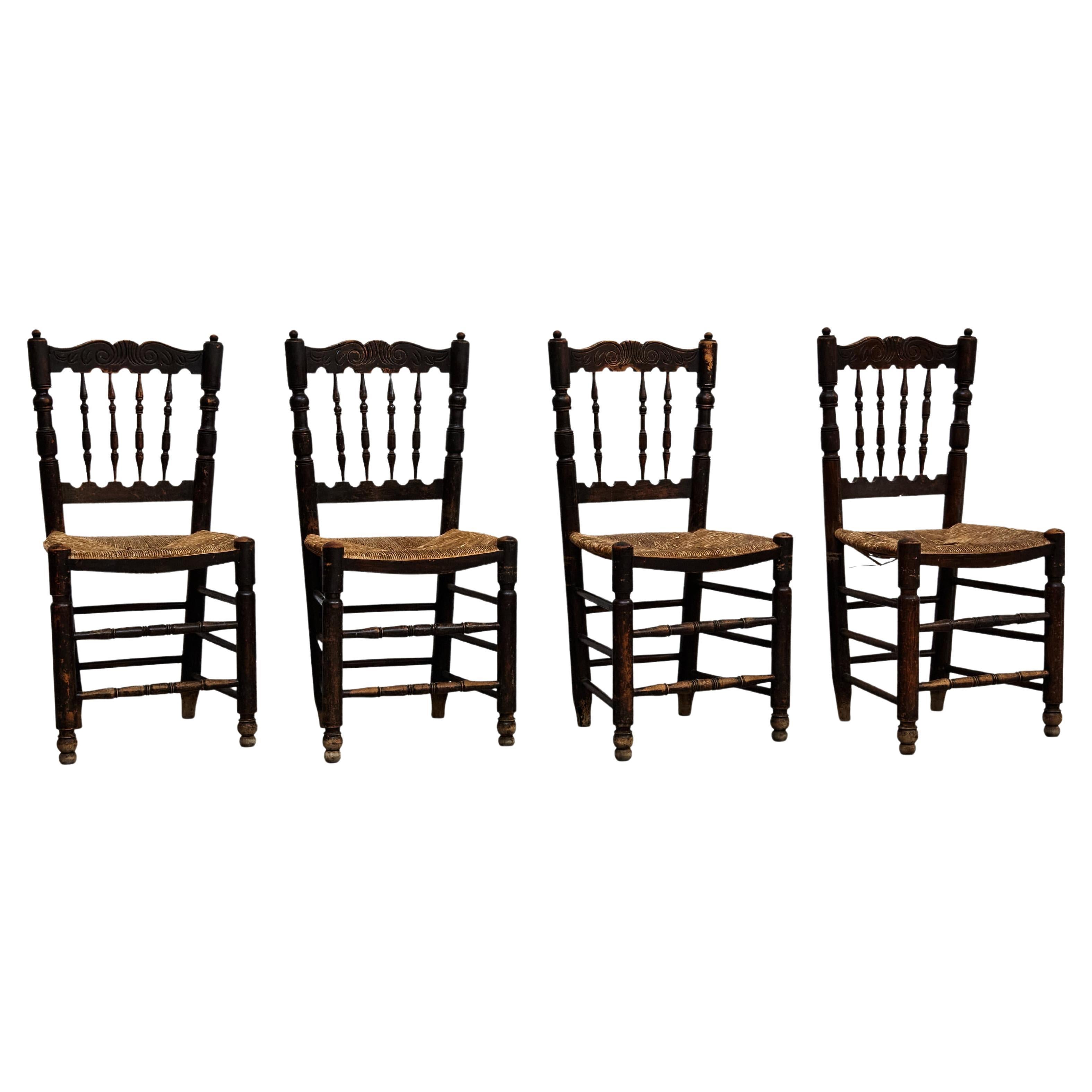 Ensemble de quatre chaises françaises en bois rustique, vers 1950