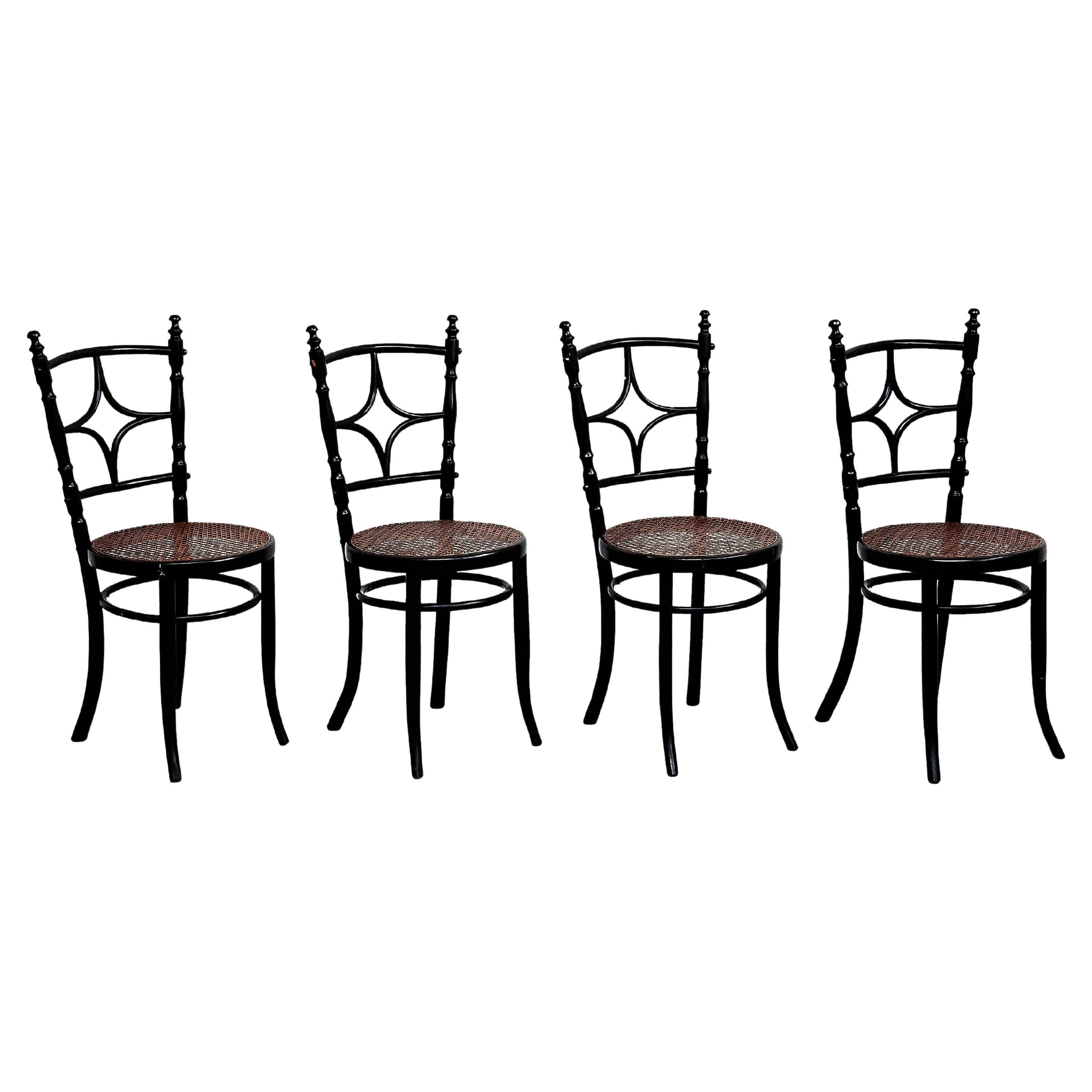 Satz von vier rustikalen französischen Stühlen aus Holz, um 1950 im Angebot