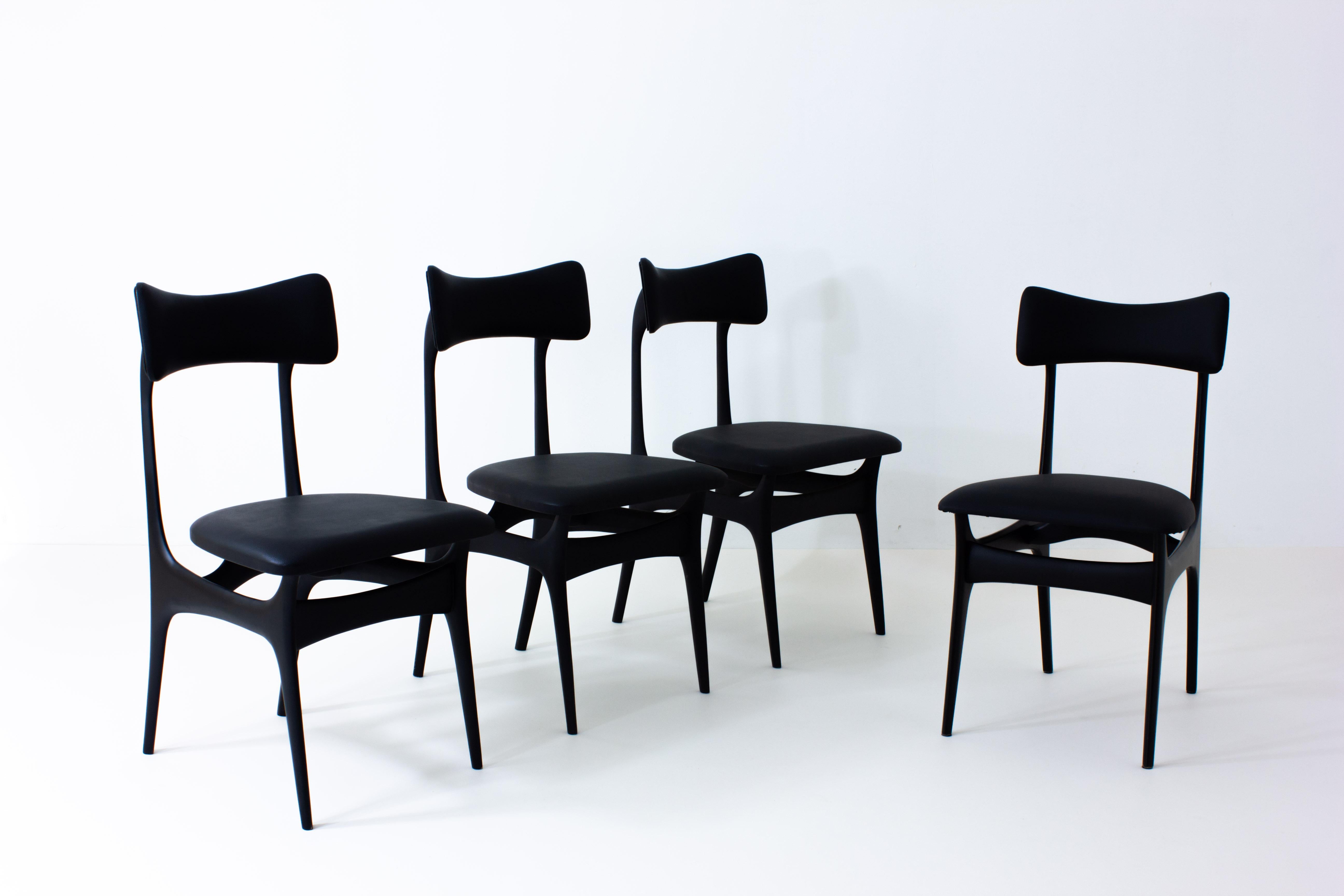 This amazing set of Alfred Hendrickx S3 dining chairs were designed for Belform in 1958. Almost no straight lines are visible in these chairs and that makes for an interesting play between object and background, especially thanks to the dark black