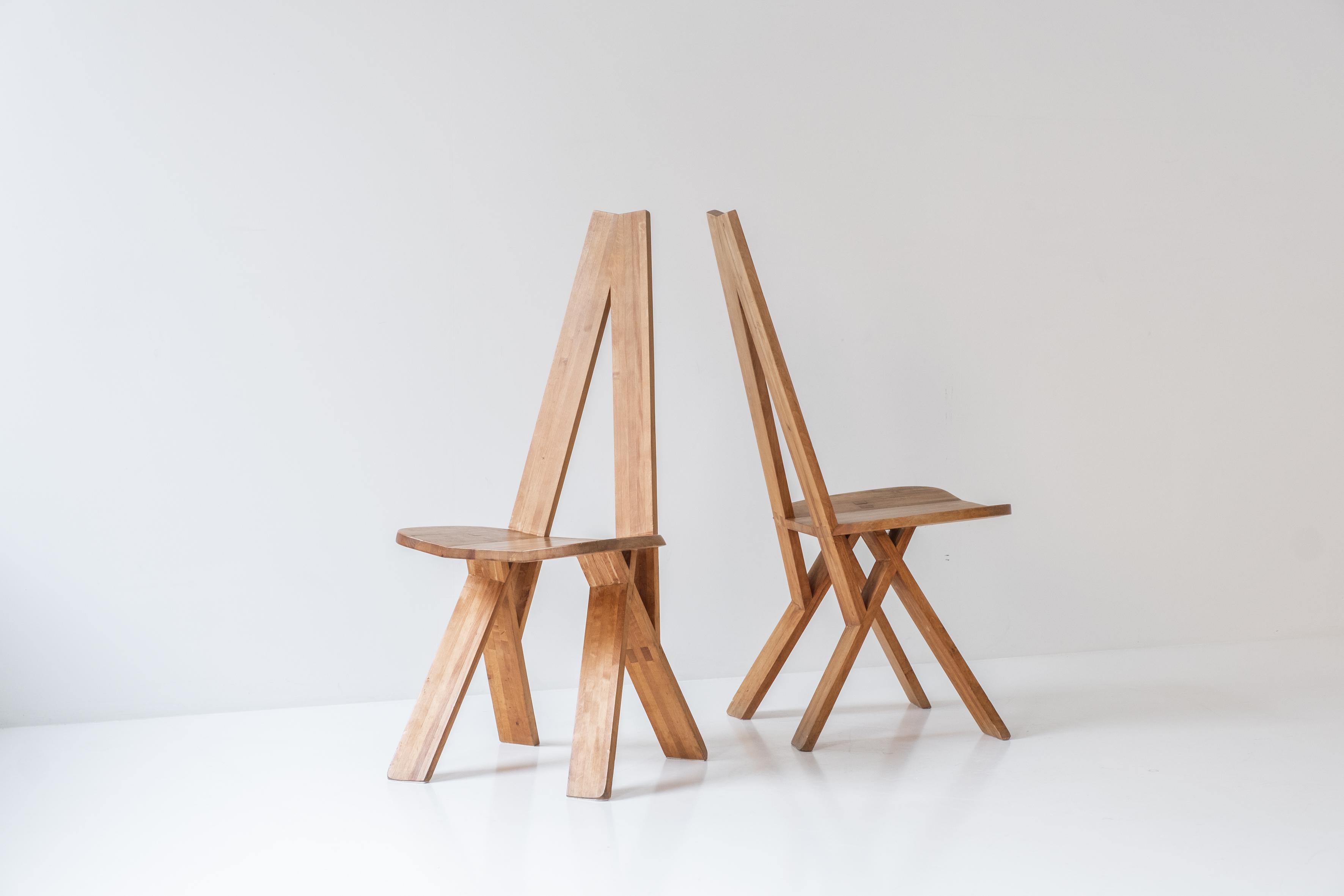 Superbe ensemble de quatre chaises de salle à manger 'S45' par Pierre Chapo, France 1979. Ces chaises sculpturales sont composées de nombreuses petites sections de bois assemblées et collées les unes aux autres. Cet ensemble est fabriqué en orme