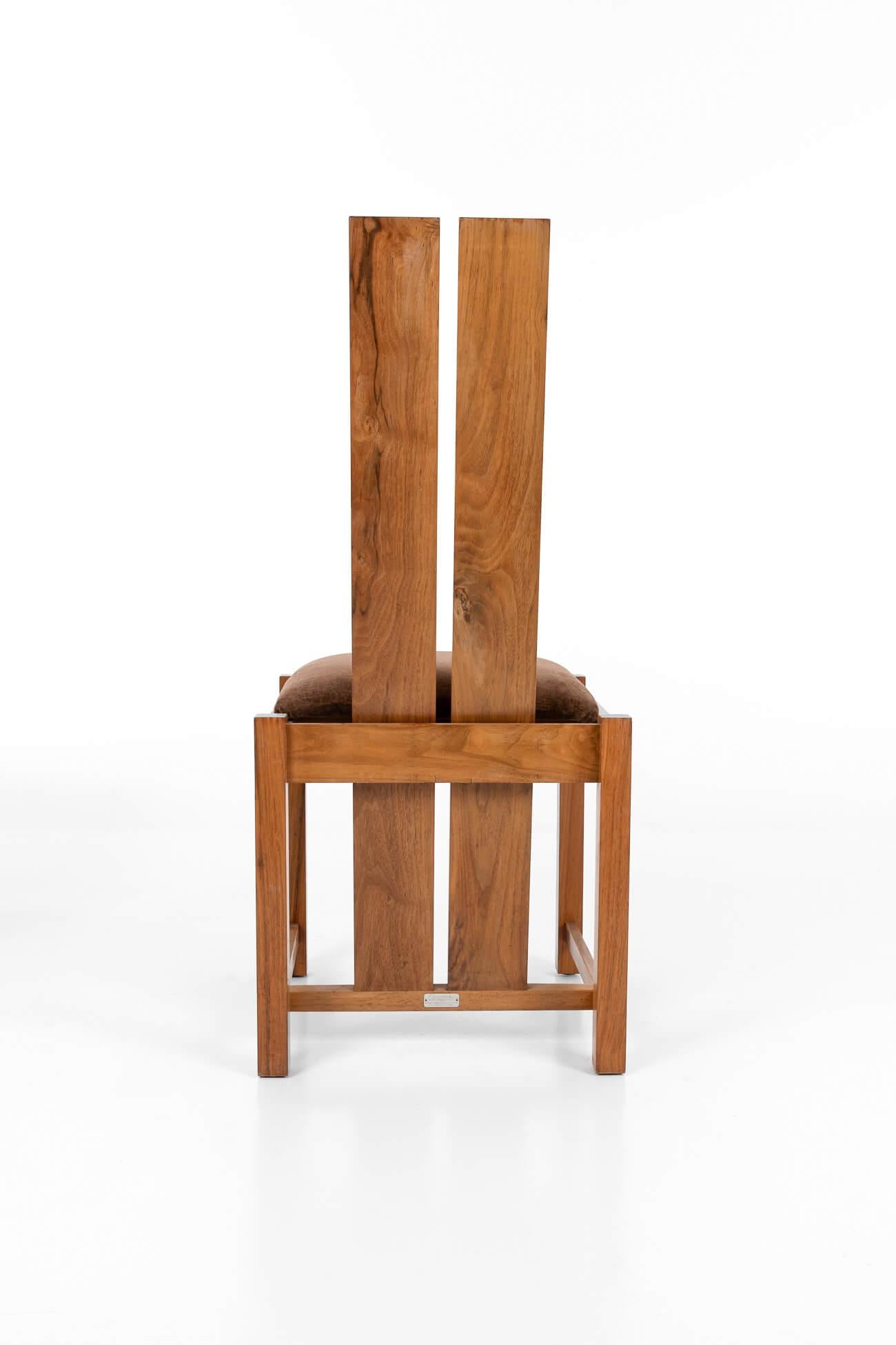 Satz von vier Samuel Chan Alba-Esszimmerstühlen aus massivem Nussbaumholz, frühes 20. Jahrhundert (Britisch) im Angebot
