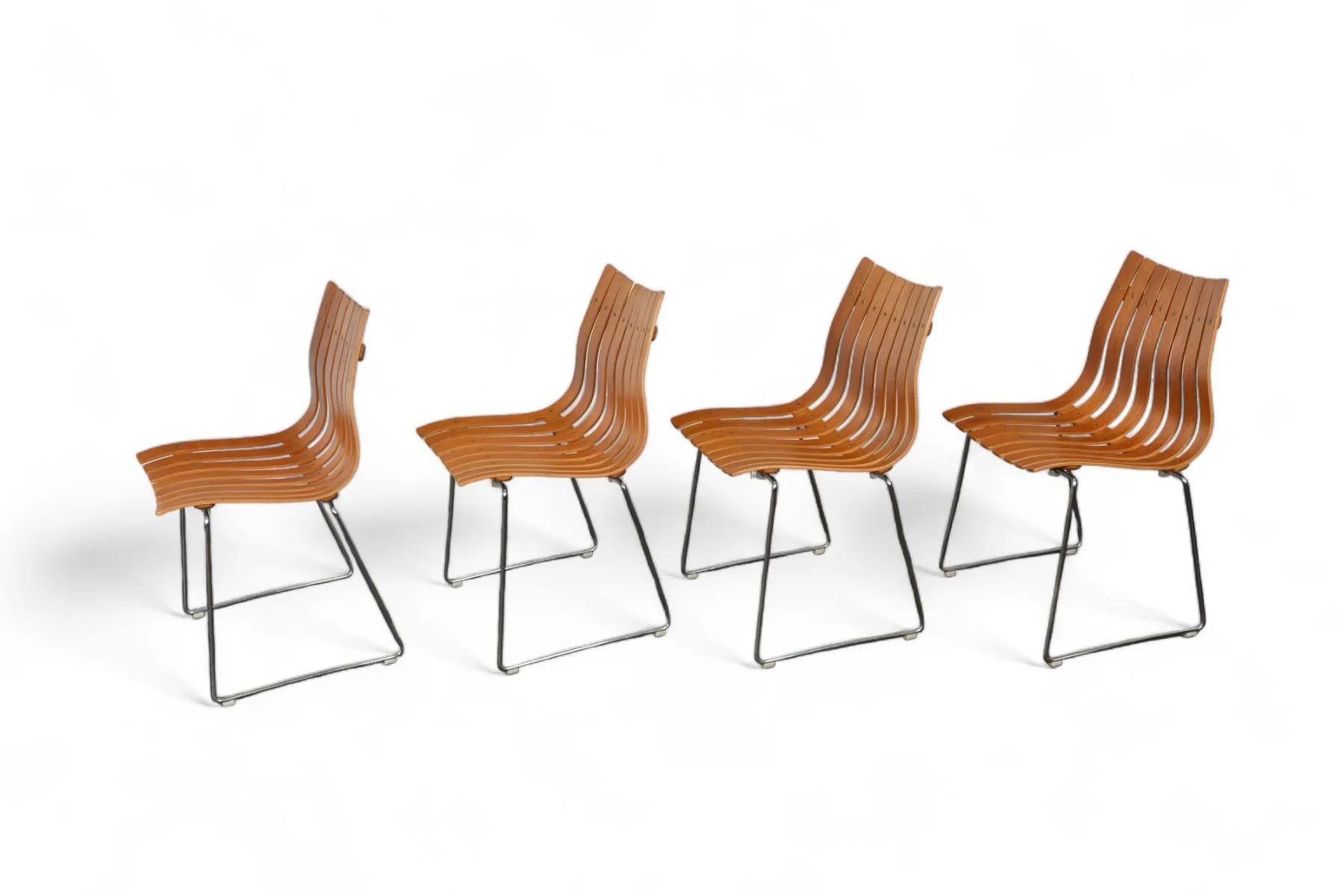 Set di quattro sedie da pranzo in teak 