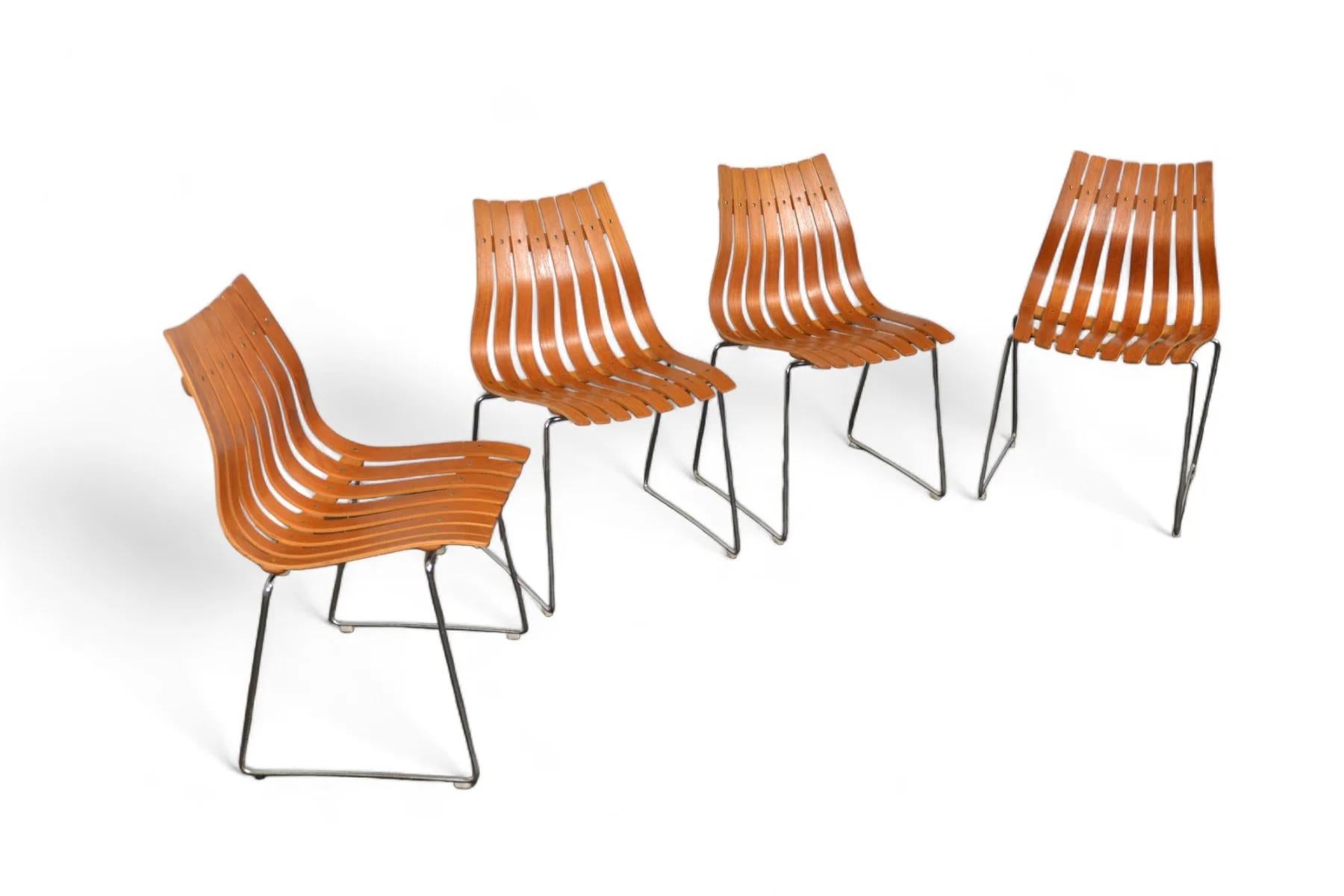 Mid-Century moderno Set di quattro sedie da pranzo in teak 