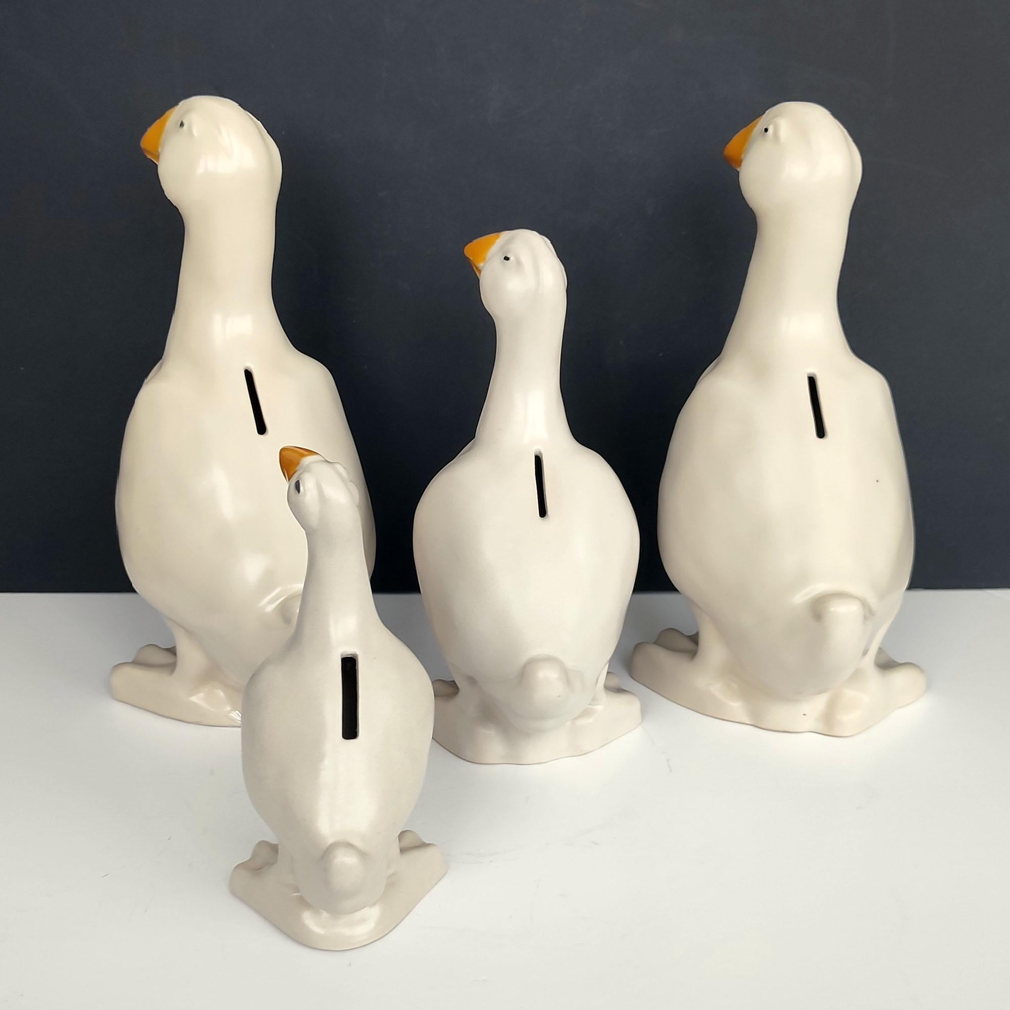 Vernissé Ensemble de quatre tirelires scandinaves en céramique en forme d'oie, Höganäs Keramik Suède 1990 en vente