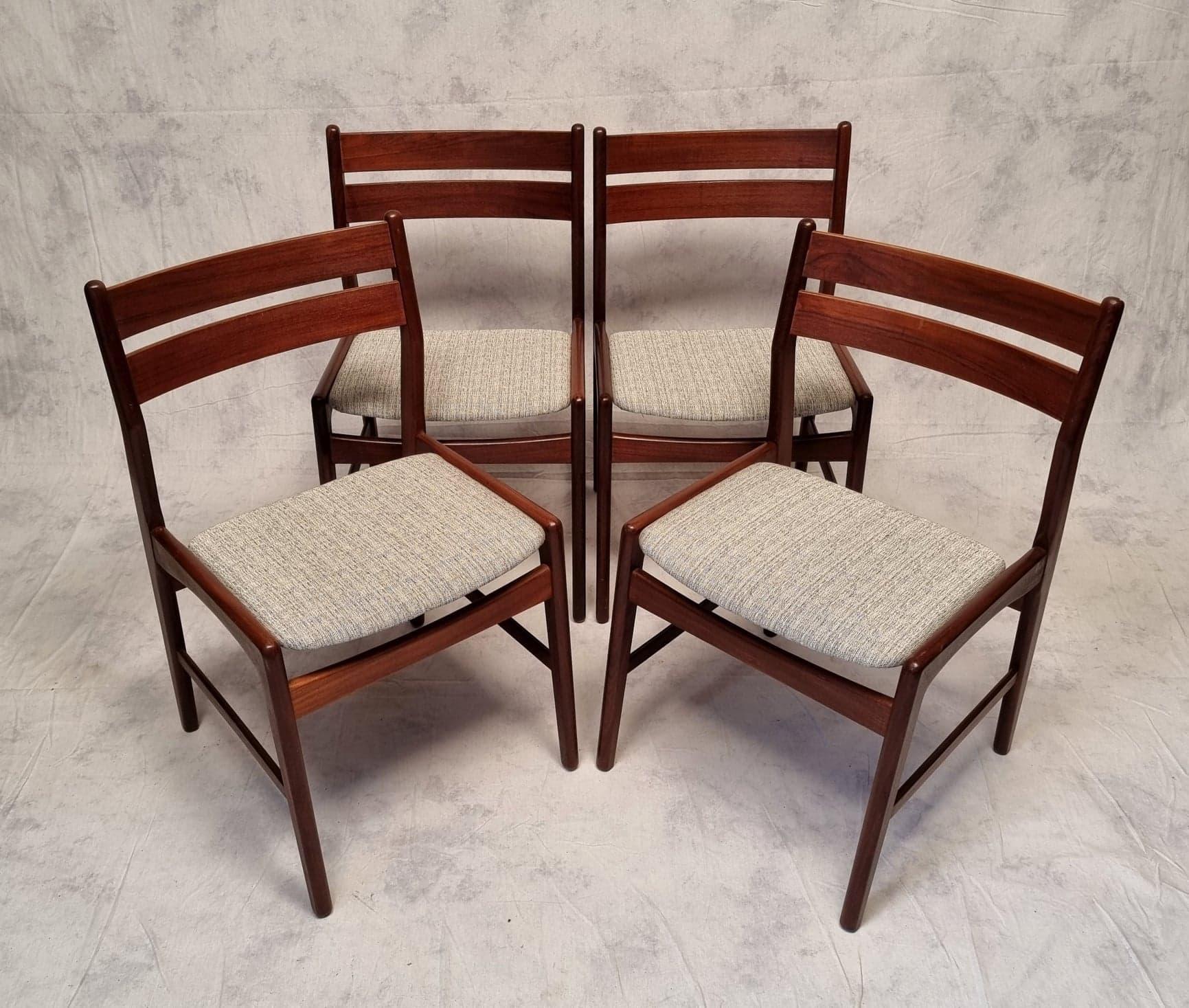 Ensemble de quatre chaises scandinaves en teck, vers 1960 en vente 3
