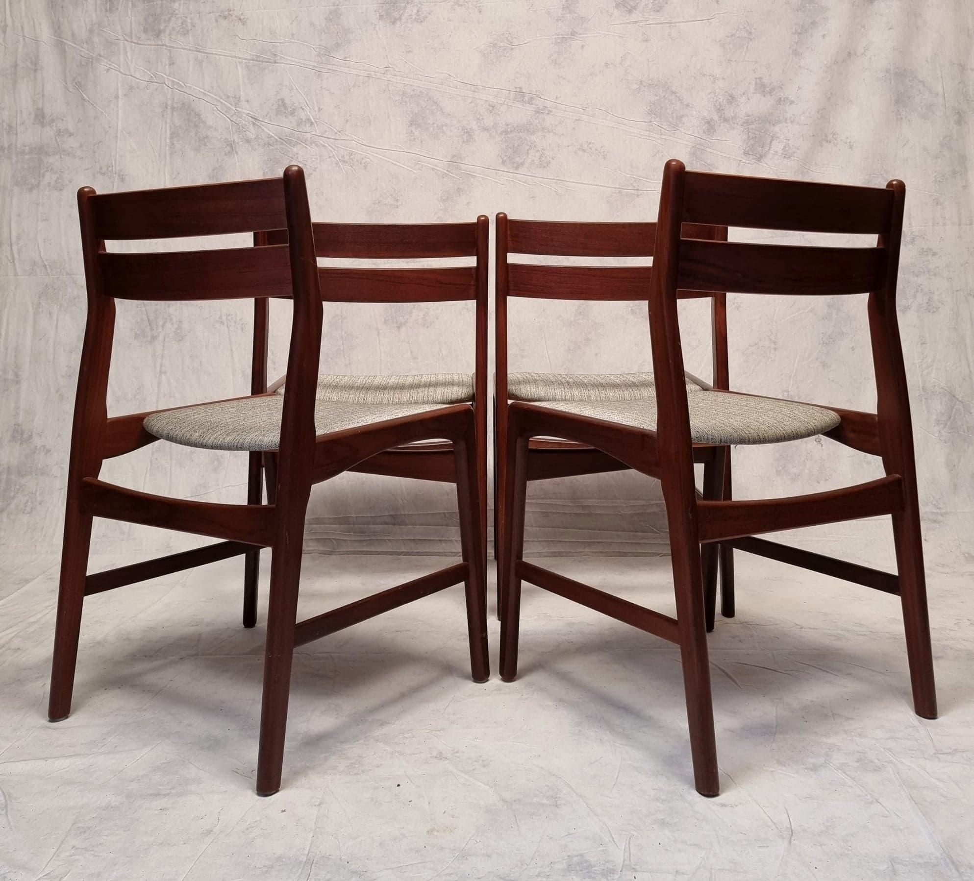 Ensemble de quatre chaises scandinaves en teck, vers 1960 en vente 4