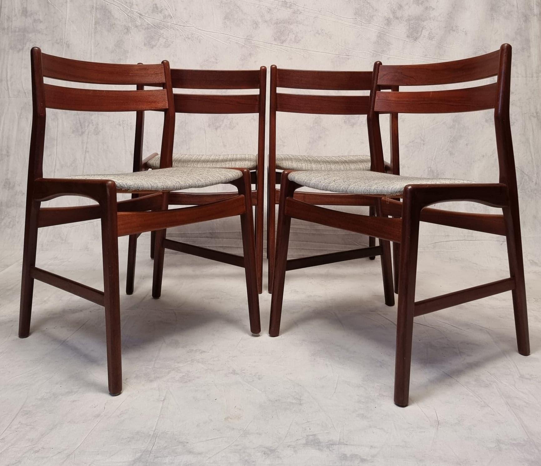 Milieu du XXe siècle Ensemble de quatre chaises scandinaves en teck, vers 1960 en vente
