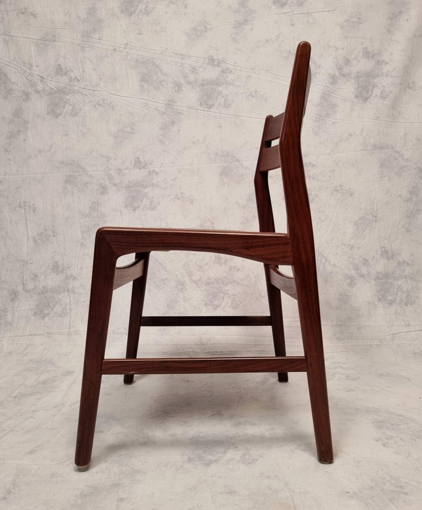 Ensemble de quatre chaises scandinaves en teck, vers 1960 en vente 2