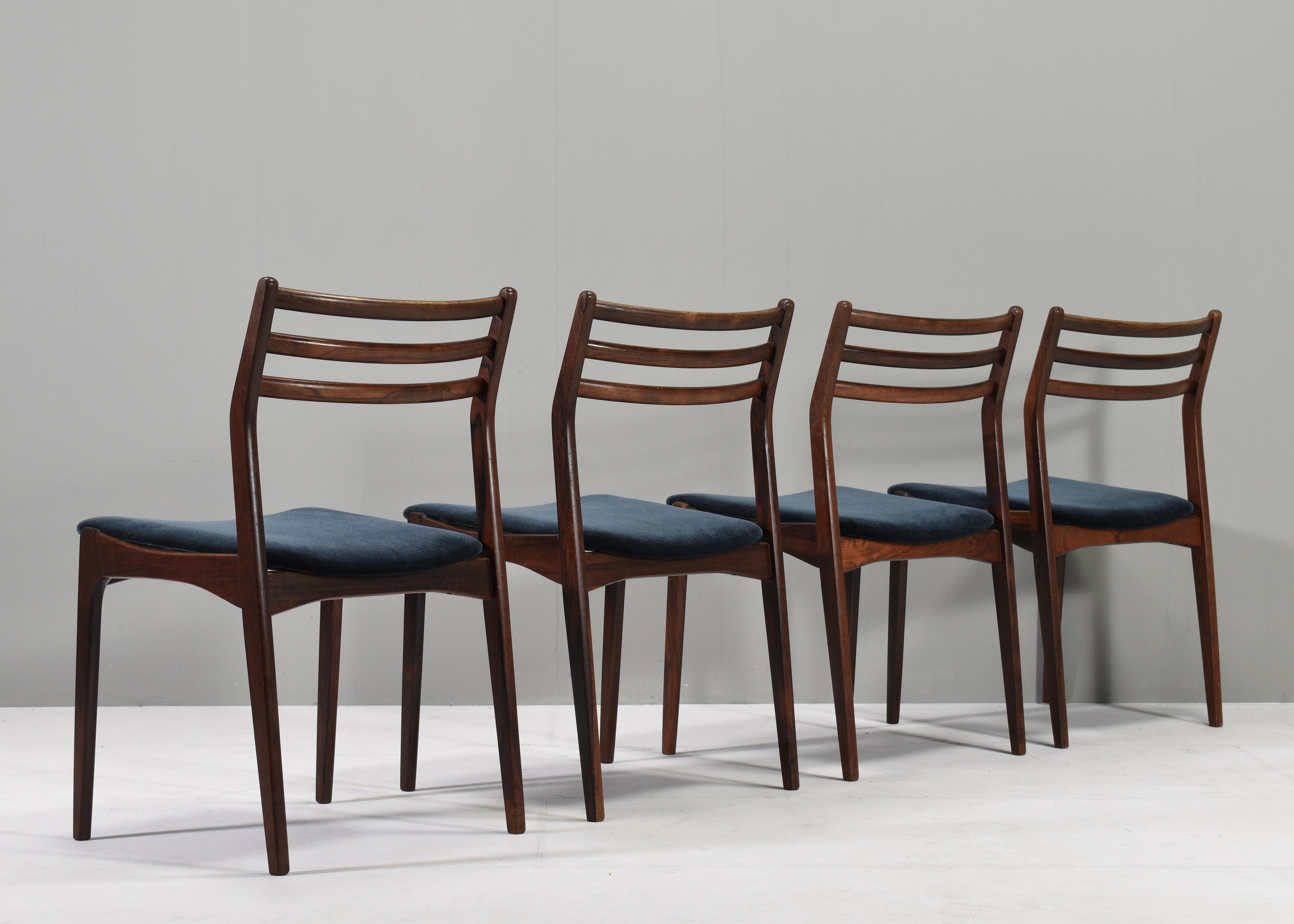 Set of four Scandinavian Danish dining chairs, Denmark, circa 1960 For Sale 4