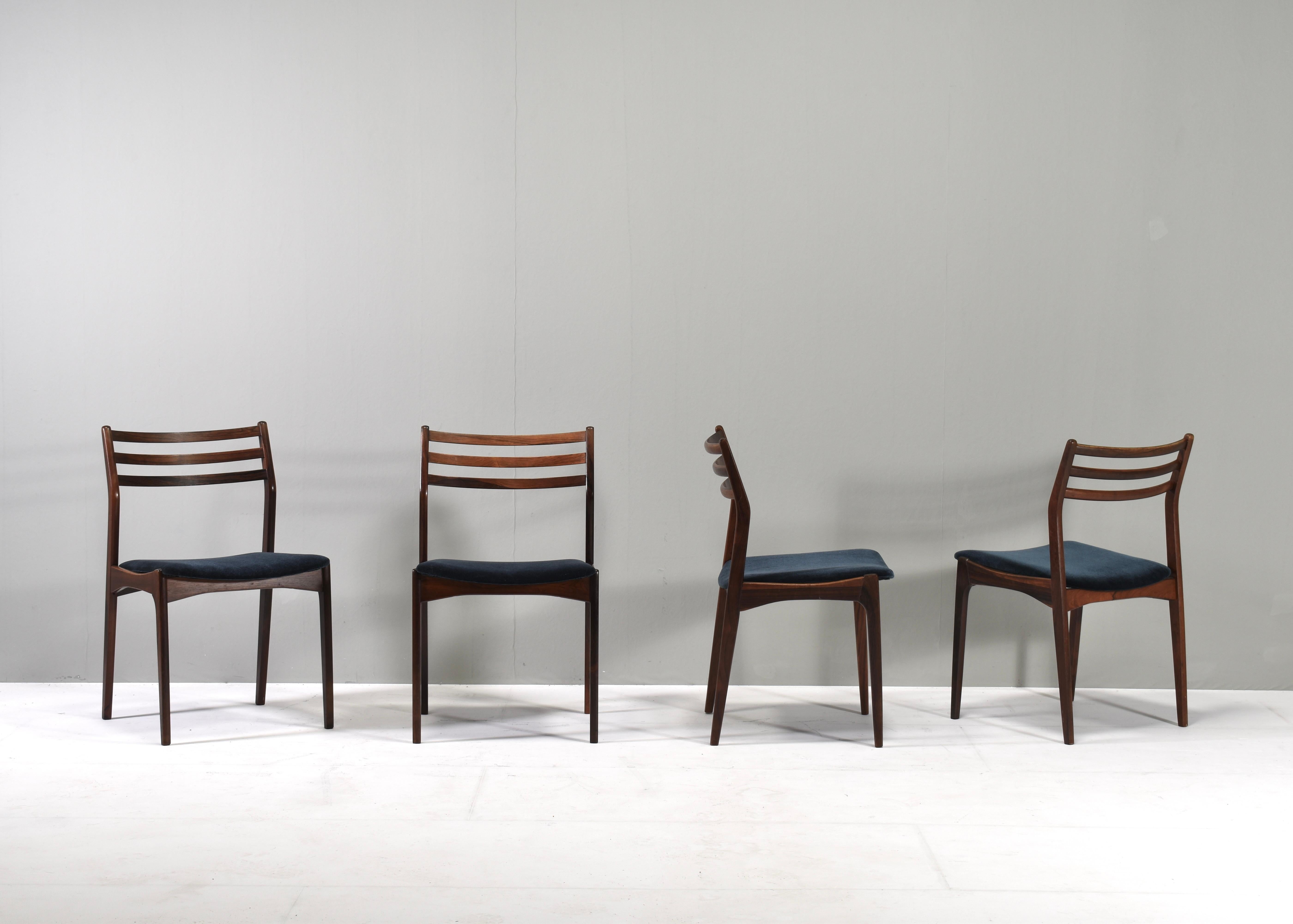 Elegant set of four Scandinavian dining chairs by or in the style of Johannes Andersen / Eriksen Vestervig / Arne Vodder – Denmark, circa 1960. The chairs are reupholstered in a beautiful dark blue / petrol velvet fabric by Charmelle.

Designer: