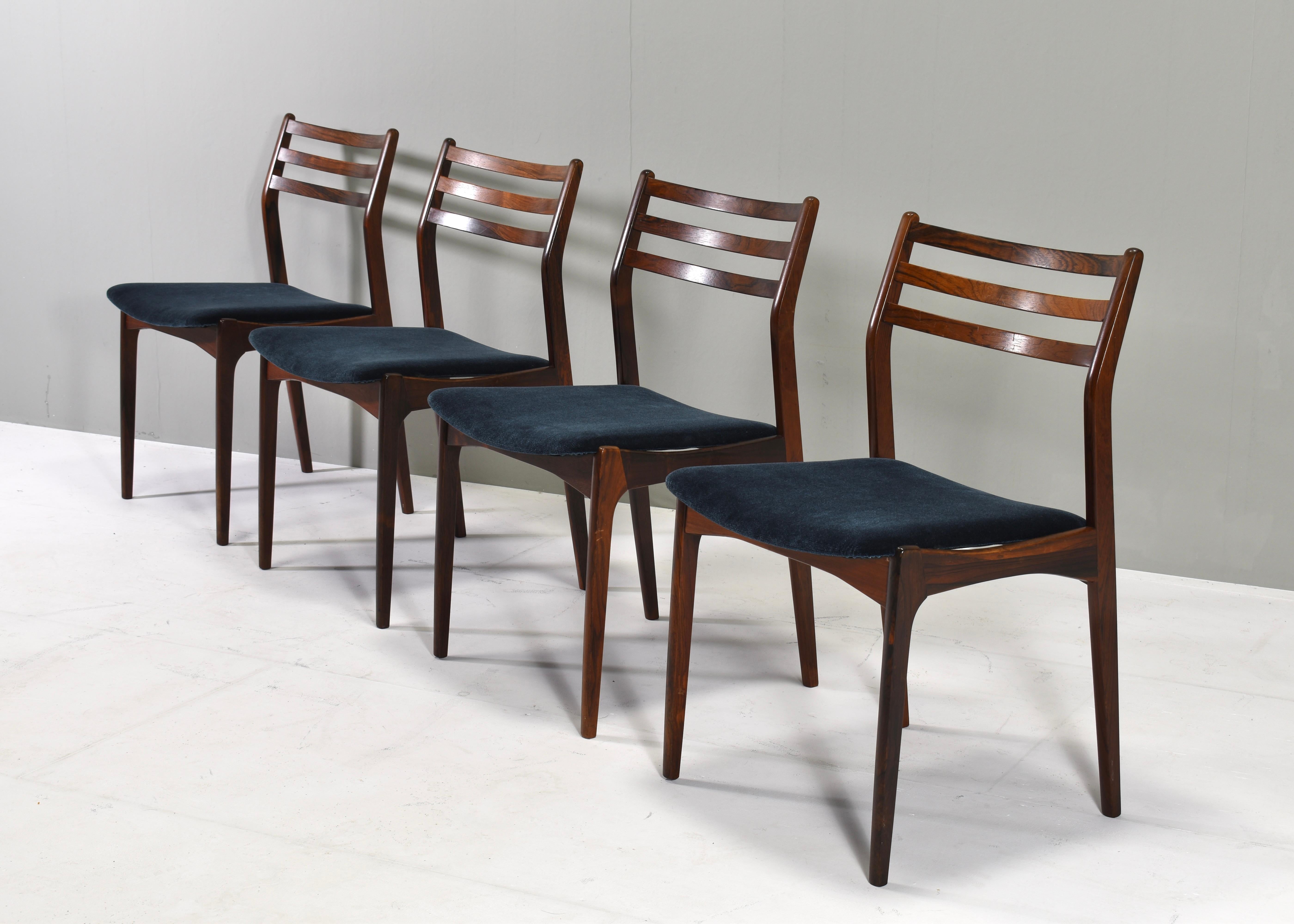 Set of four Scandinavian Danish dining chairs, Denmark, circa 1960 For Sale 1