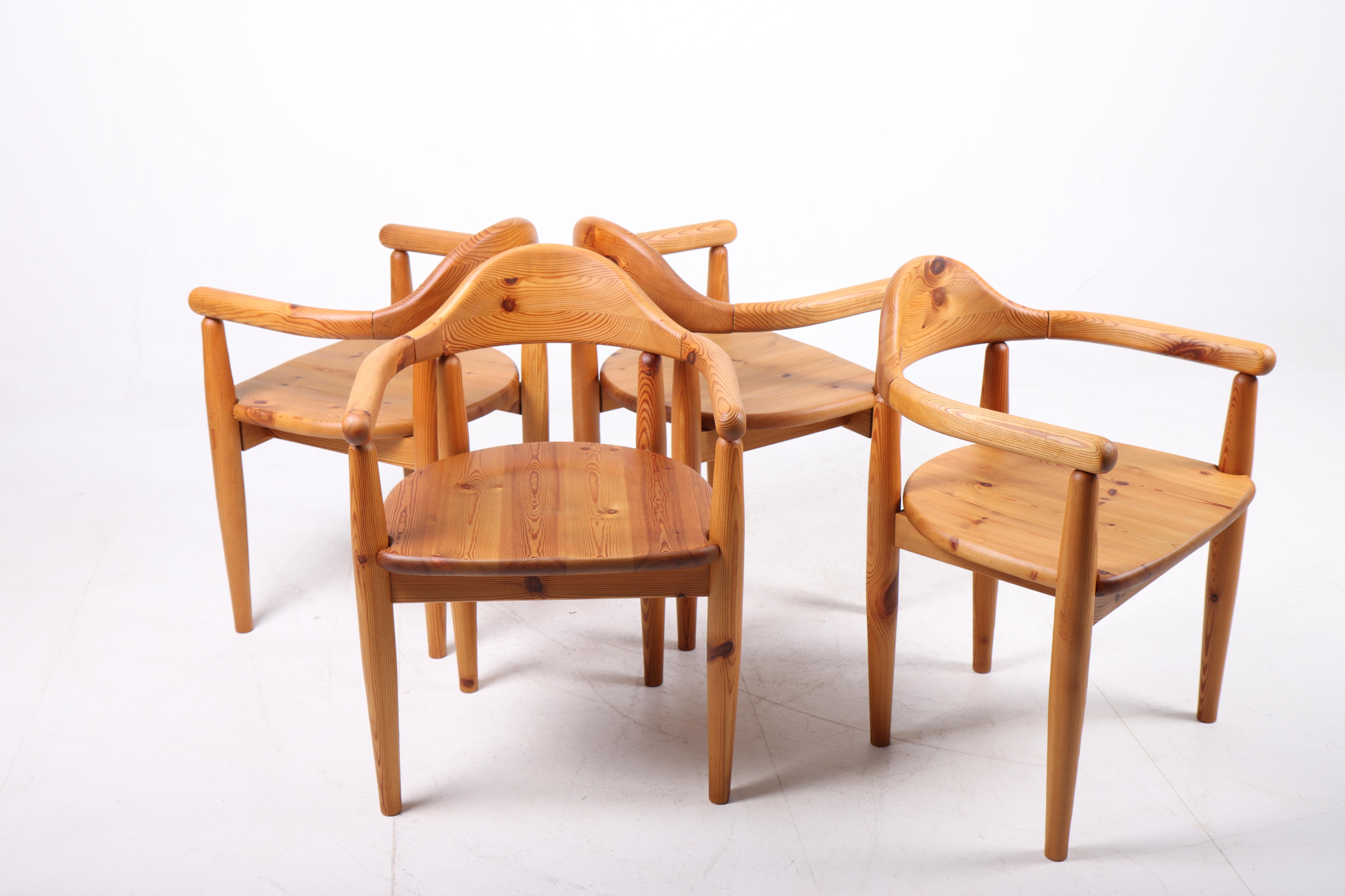 Ensemble de quatre chaises de salle à manger scandinaves en pin massif, années 1970 en vente 8