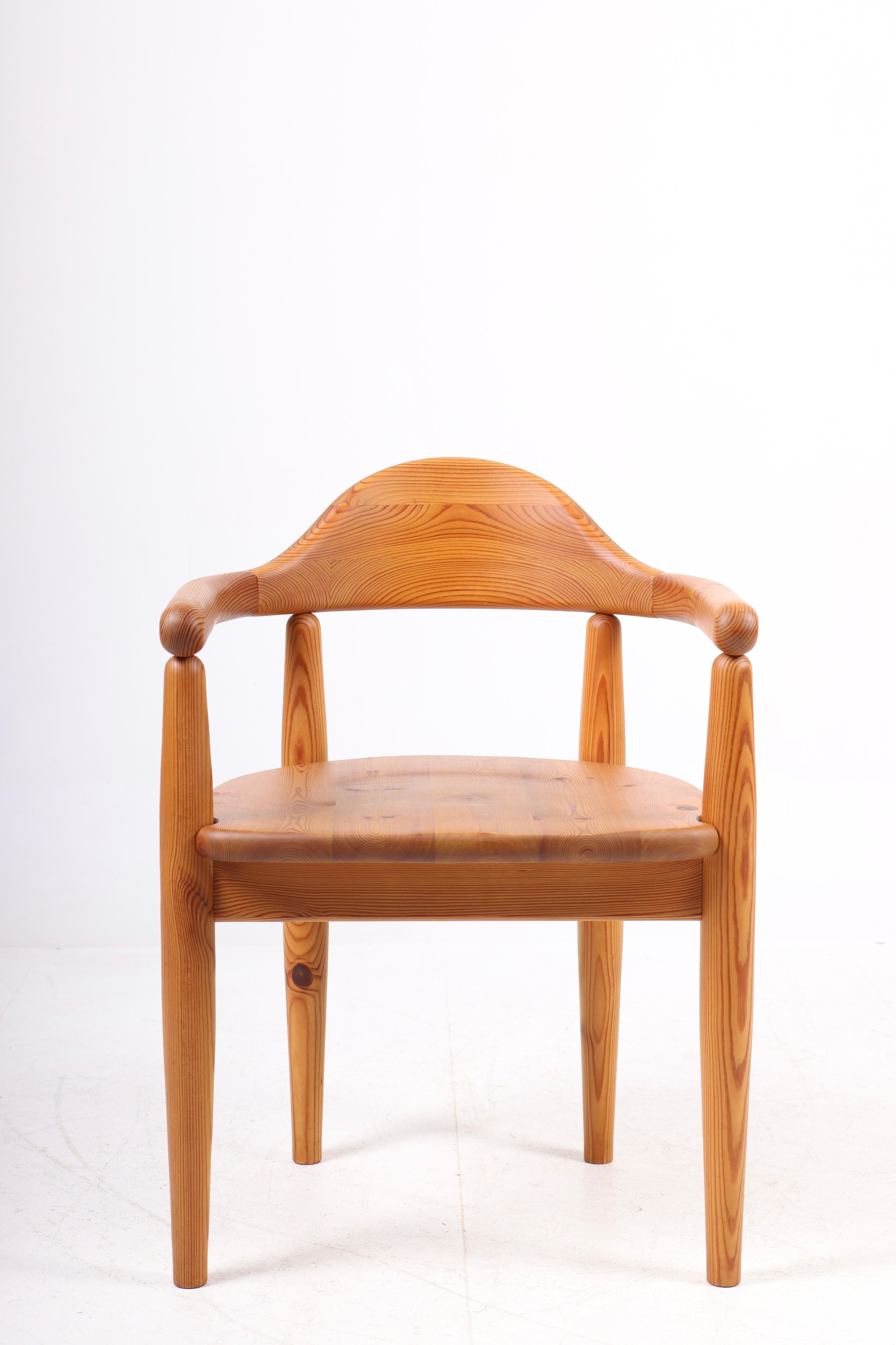 Ensemble de quatre chaises de salle à manger en pin massif. Conçu par Rainer Daumiller et fabriqué par Hirtshals Savaerk au Danemark. Excellent état d'origine.