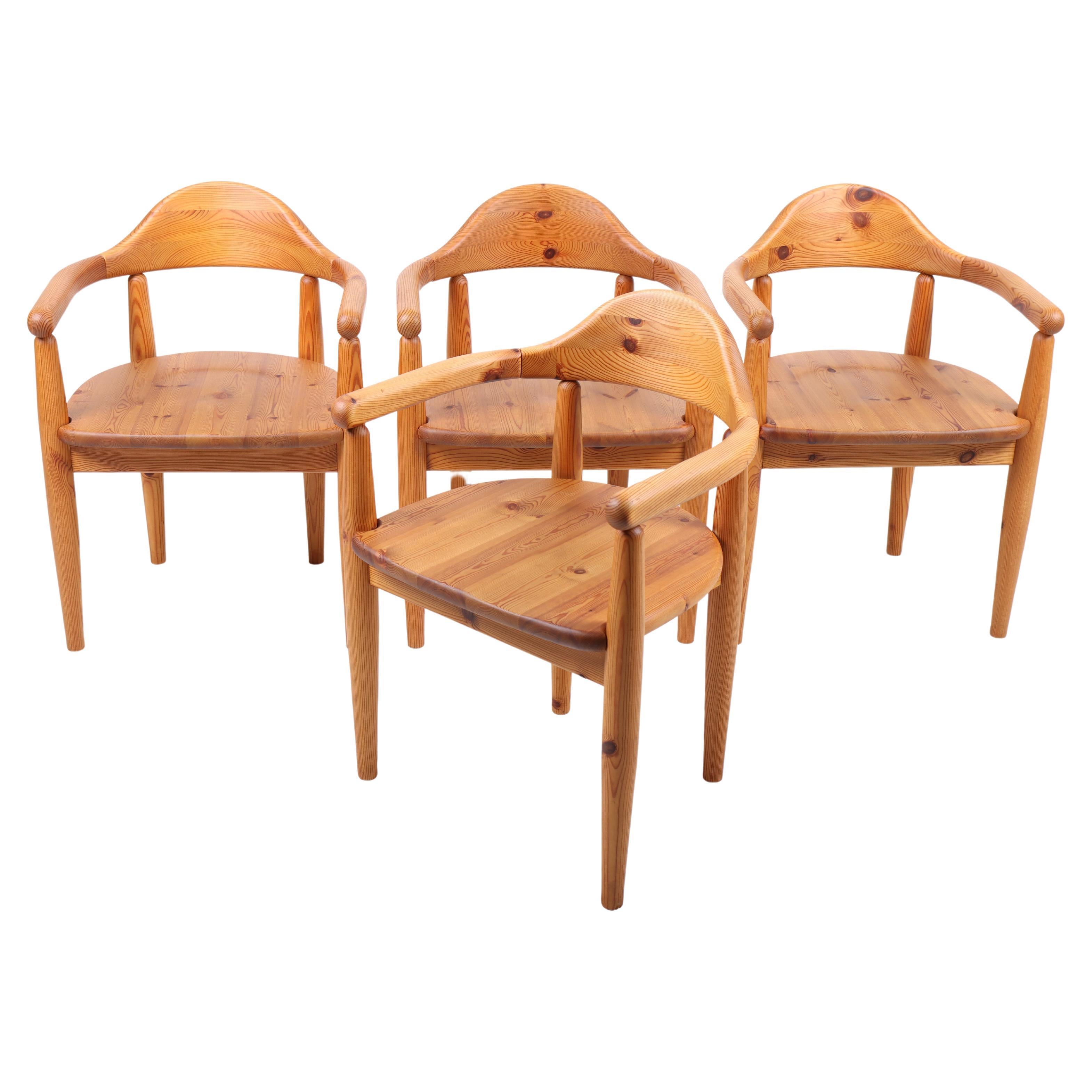 Ensemble de quatre chaises de salle à manger scandinaves en pin massif, années 1970 en vente