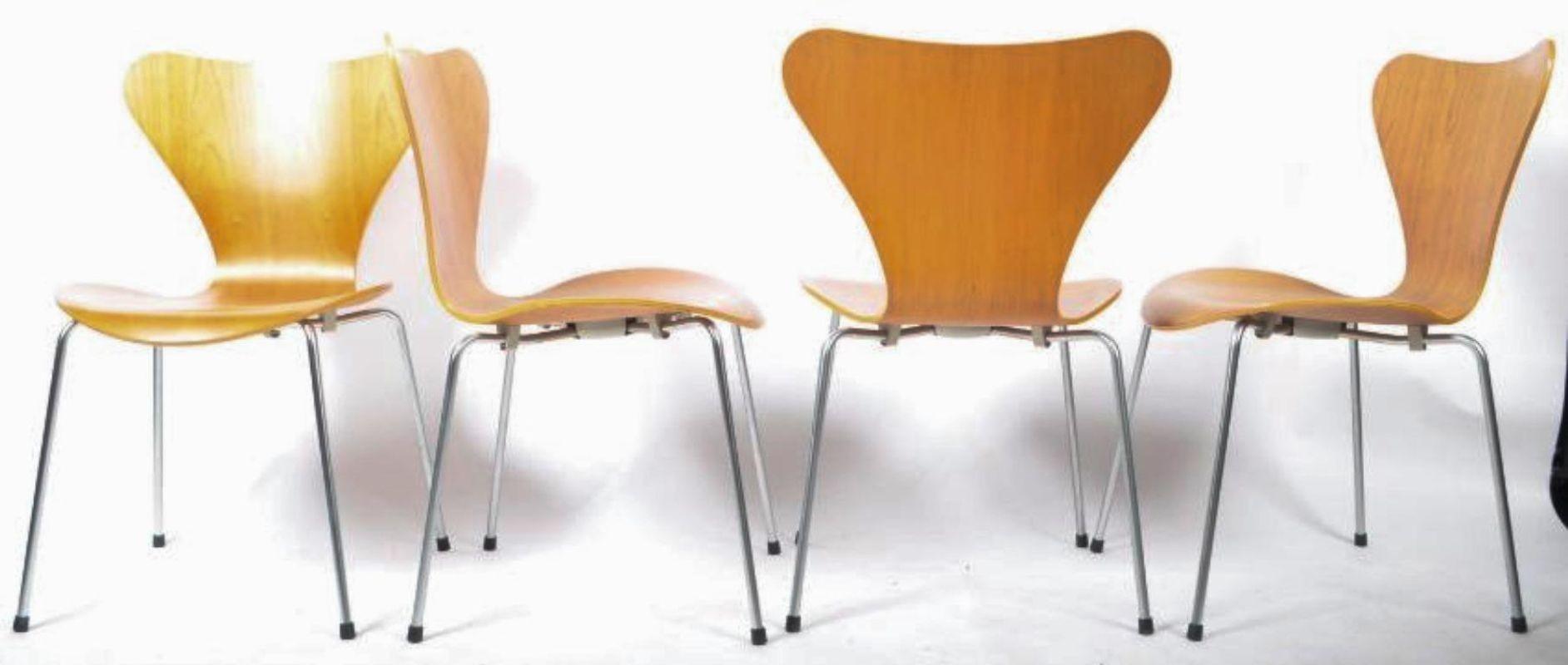 Ein Satz von vier skandinavischen modernen Bugholz-Esszimmerstühlen, bekannt als Serie 7 oder Modell 3107, Stühle. In schönem Kirschbaumfurnier auf Schichtholz, auf gebürsteten Stahlbeinen mit schwarzen Gummifüßen. Mit Label auf der Unterseite