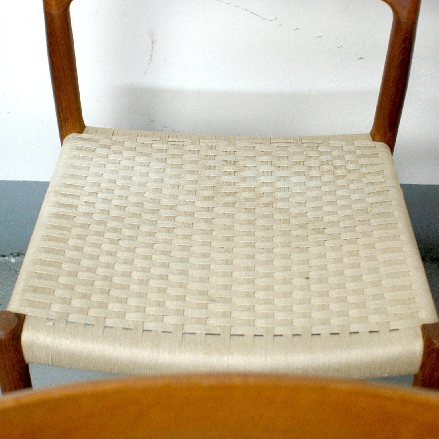 Set of Four Scandinavian Modern Mod 75 Teak Dining Chairs by Niels Møller 4