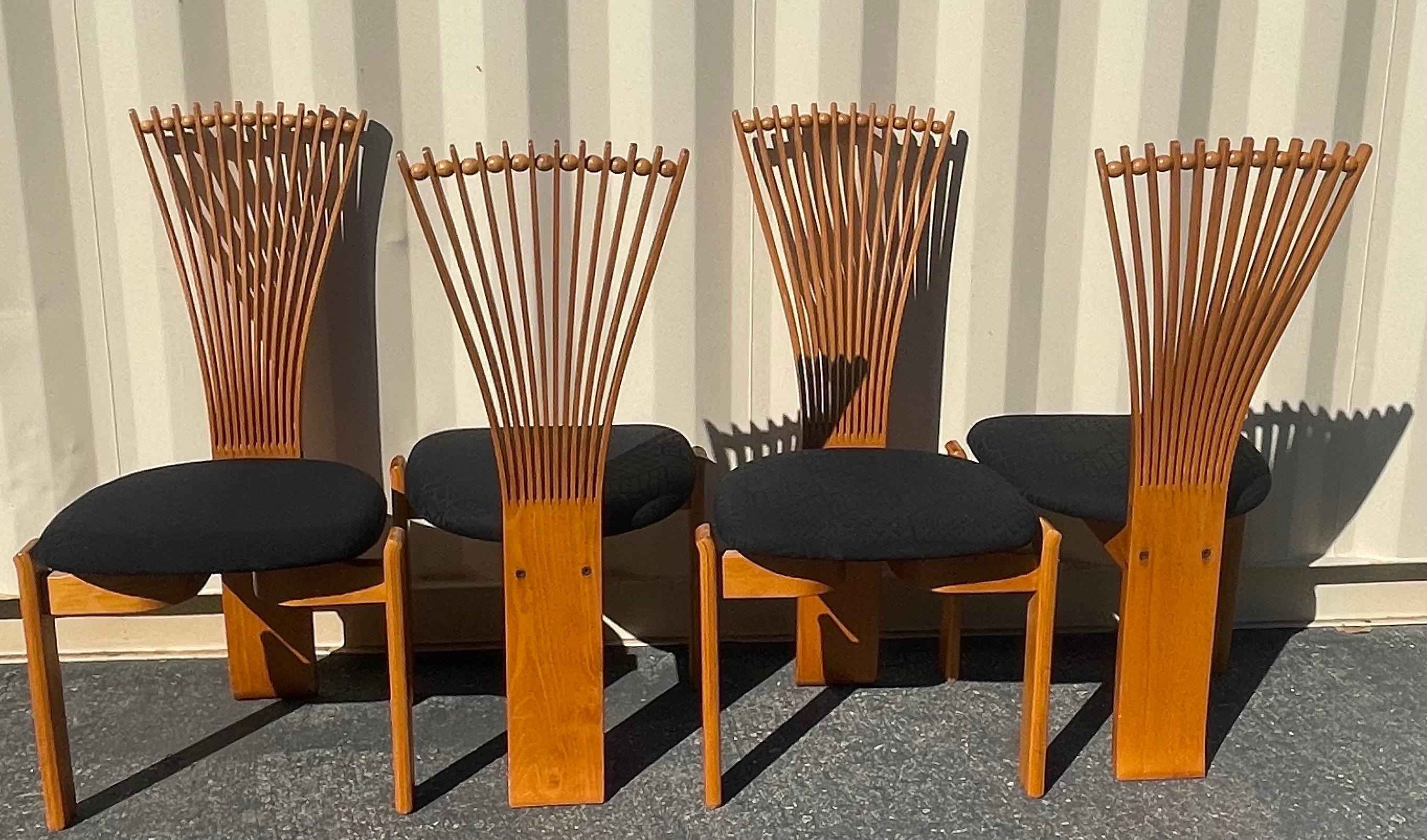 Norvégien Ensemble de quatre chaises de salle à manger Totem en teck de style scandinave moderne de Torstein Nilsen en vente