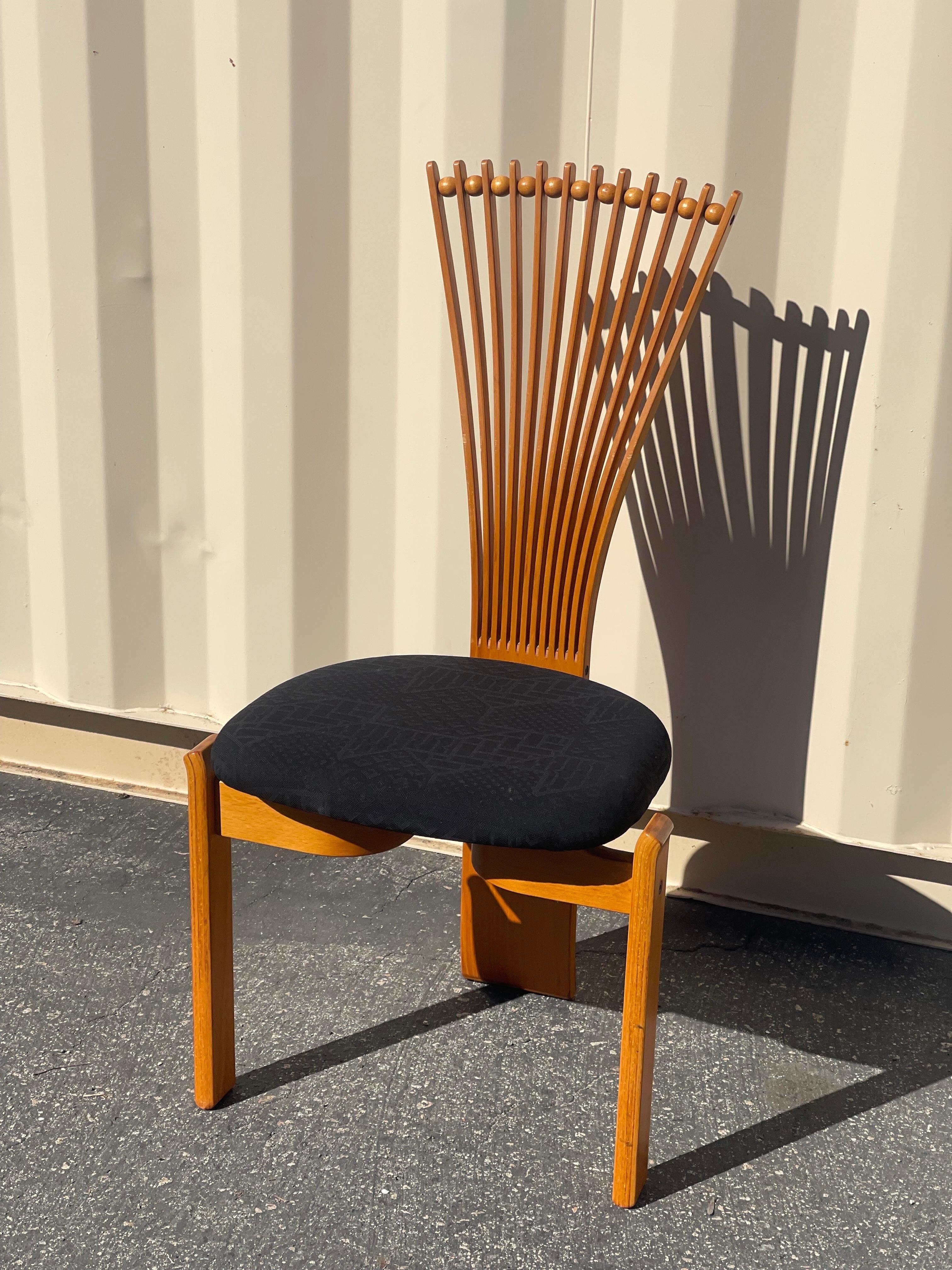 Tissu Ensemble de quatre chaises de salle à manger Totem en teck de style scandinave moderne de Torstein Nilsen en vente