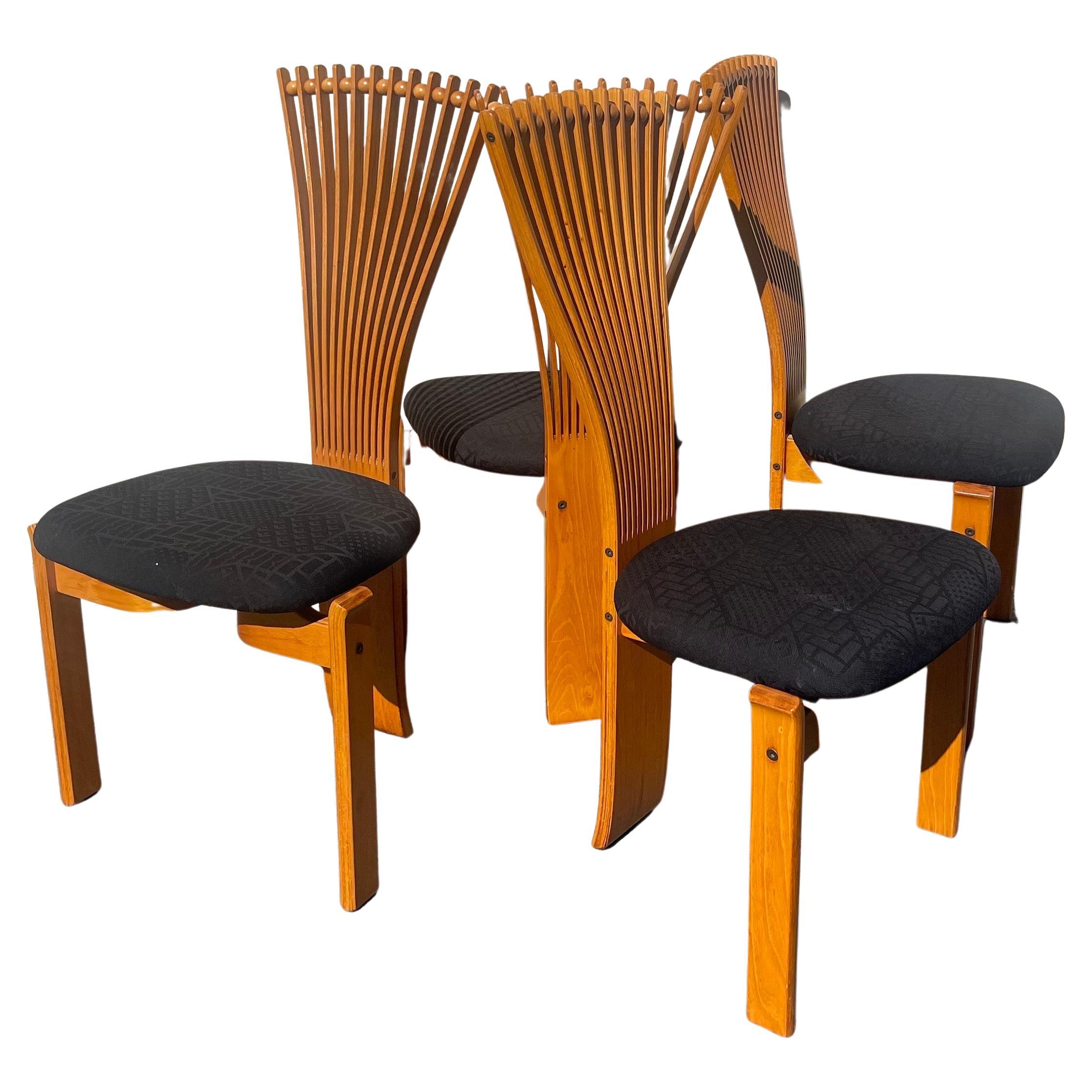 Ensemble de quatre chaises de salle à manger Totem en teck de style scandinave moderne de Torstein Nilsen