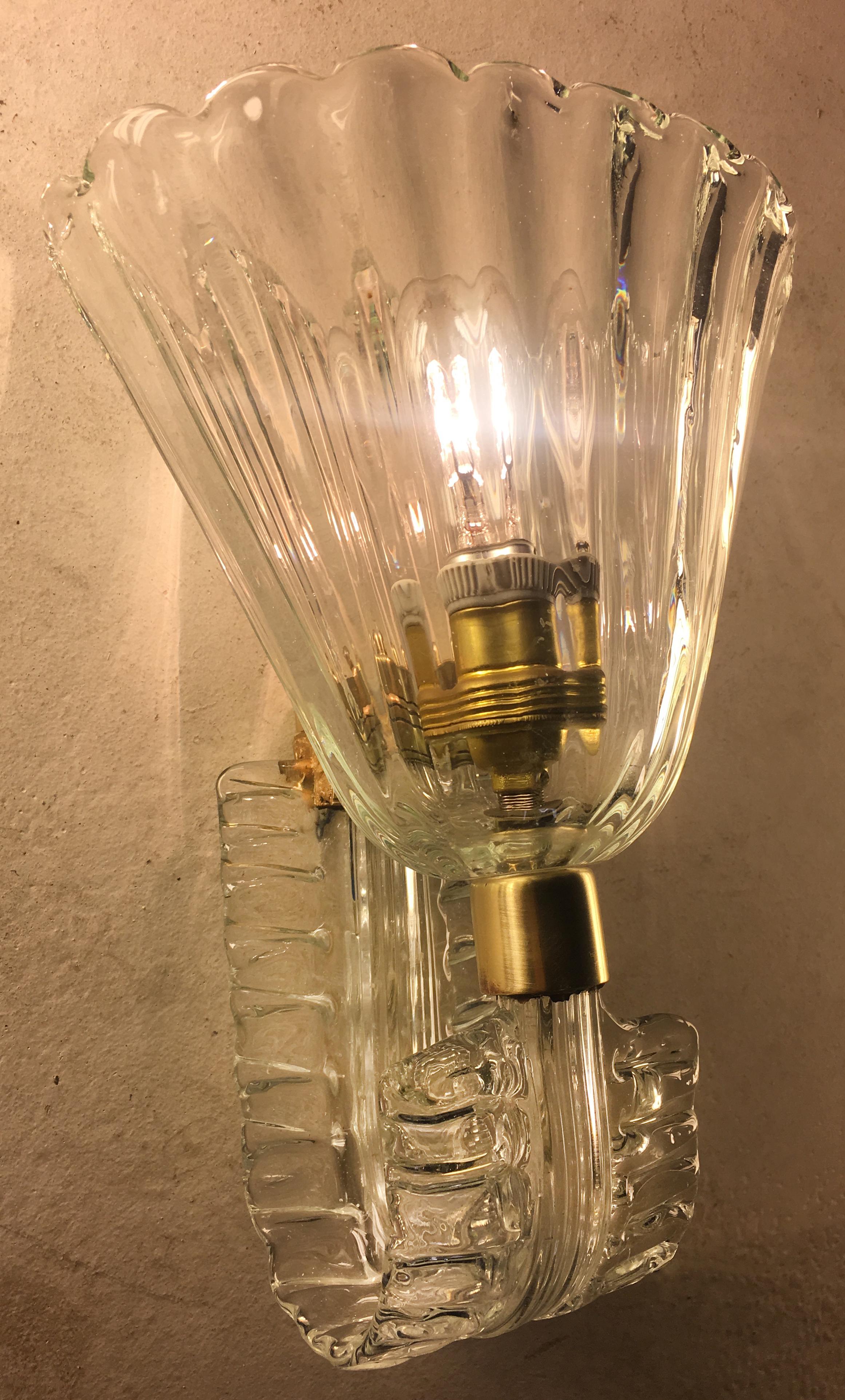 Un ensemble spectaculaire de quatre appliques en verre doré Barovier & Toso. Chaque applique est dotée d'une lumière et d'une ferrure en laiton.