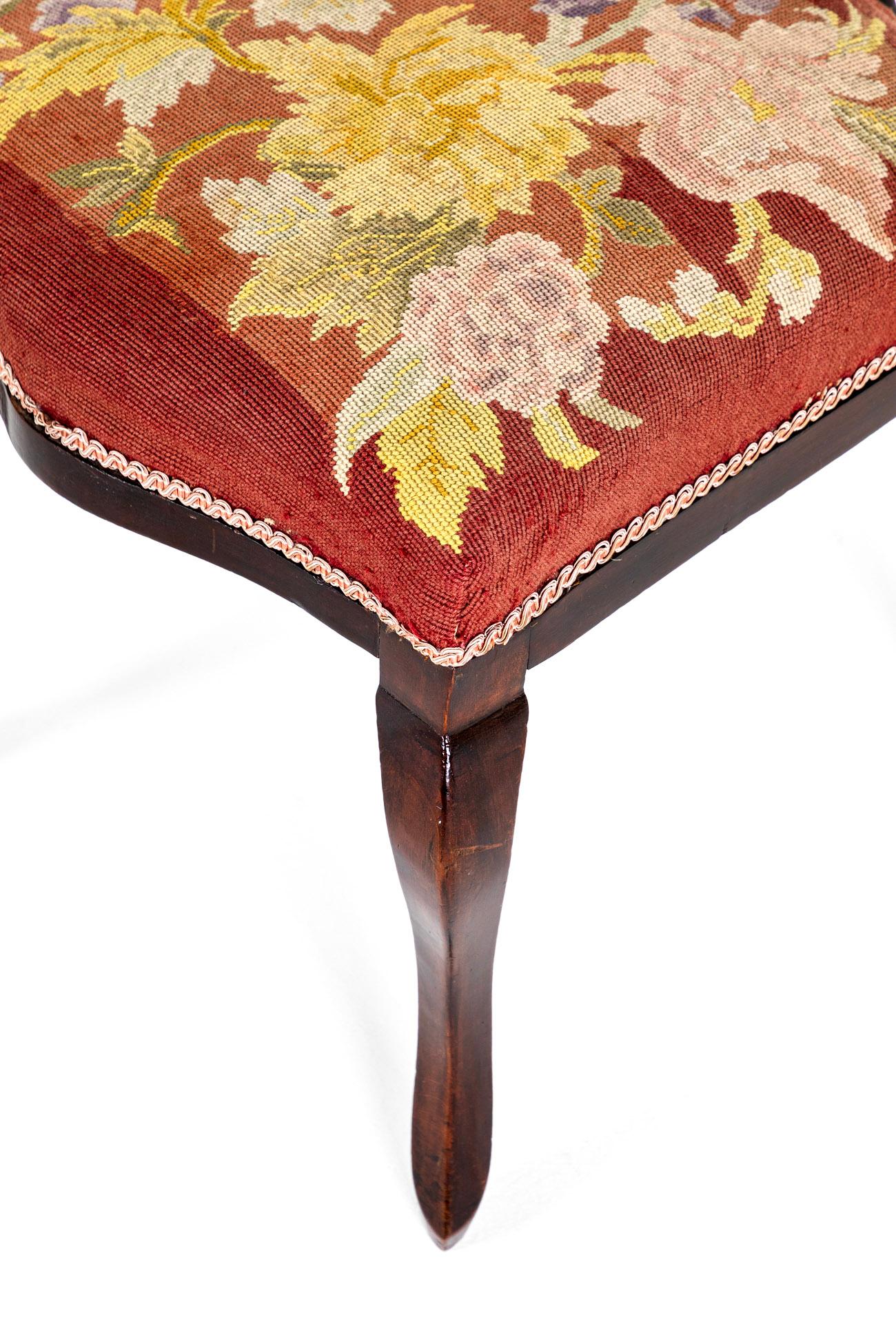 Tappezzeria Set of Four Scottish Mahogany Dining Chairs in vendita