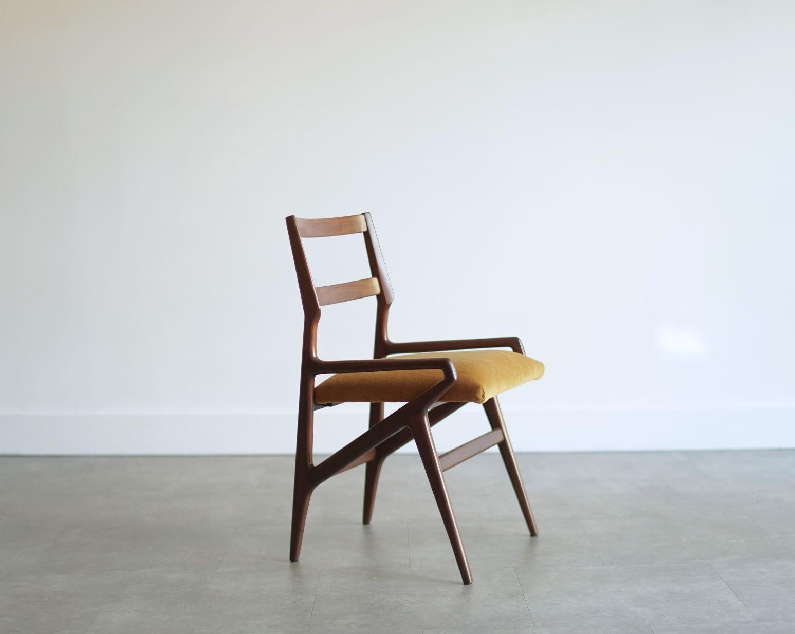 Ein atemberaubender Satz von vier italienischen Esszimmerstühlen, ca. 1970er Jahre, vollständig restauriert und in Ausstellungszustand. Jeder Stuhl verfügt über einen geschnitzten Nussbaumrahmen, der in einem warmen, mittleren Nussbaumton lackiert