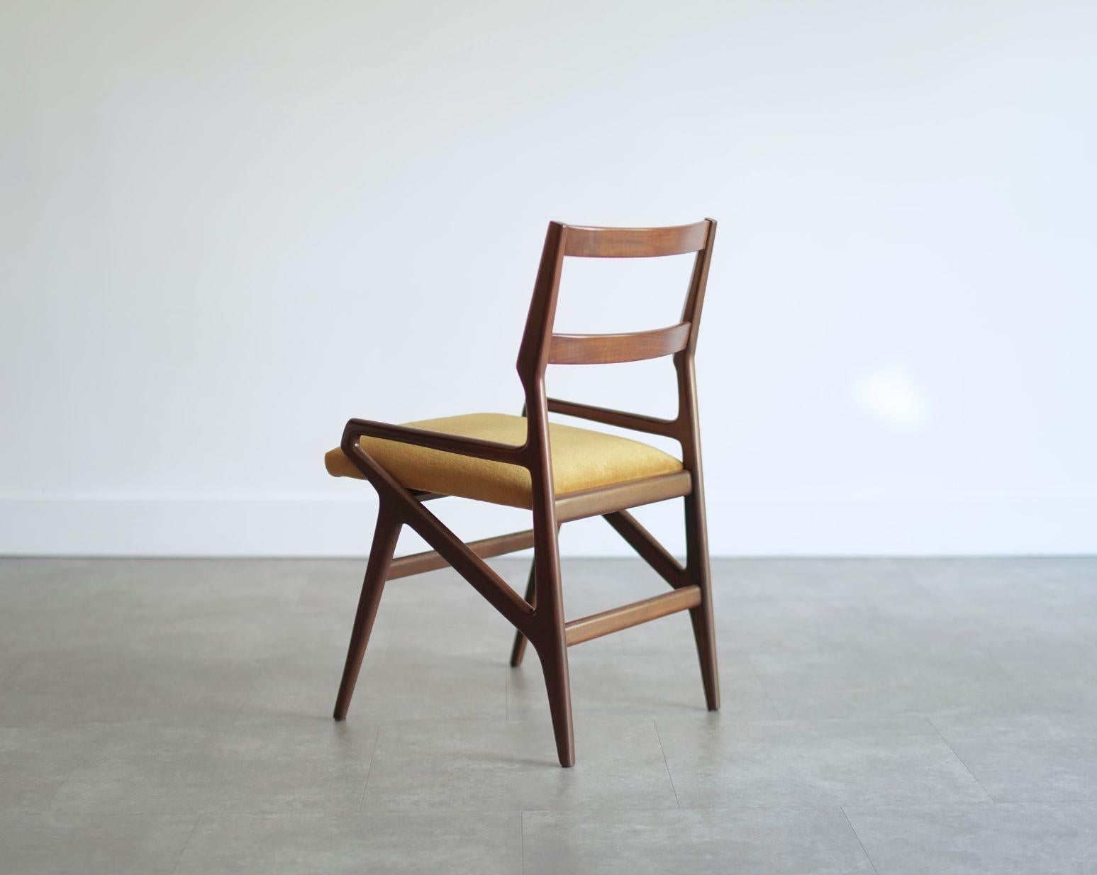 Satz von vier Esszimmerstühlen aus geschnitztem Nussbaumholz, Italien, 1970er Jahre (Moderne der Mitte des Jahrhunderts) im Angebot