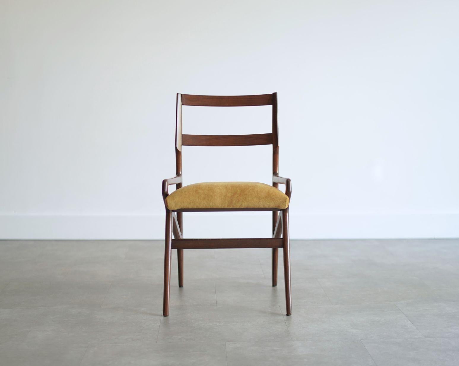 Satz von vier Esszimmerstühlen aus geschnitztem Nussbaumholz, Italien, 1970er Jahre (Italienisch) im Angebot