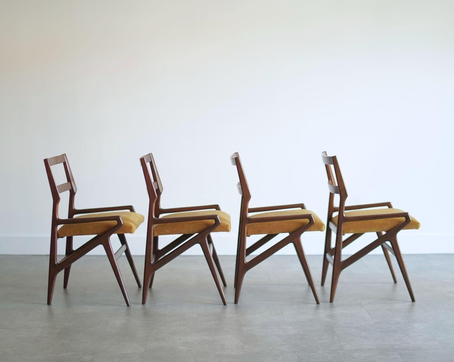 Satz von vier Esszimmerstühlen aus geschnitztem Nussbaumholz, Italien, 1970er Jahre (Ende des 20. Jahrhunderts) im Angebot