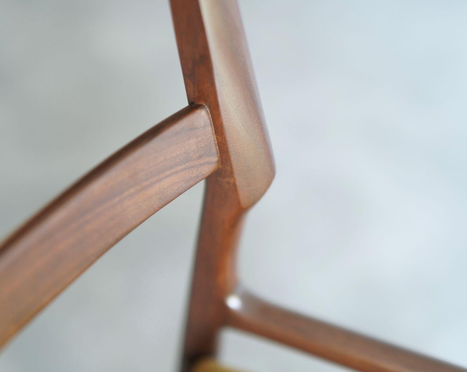 Satz von vier Esszimmerstühlen aus geschnitztem Nussbaumholz, Italien, 1970er Jahre (Samt) im Angebot