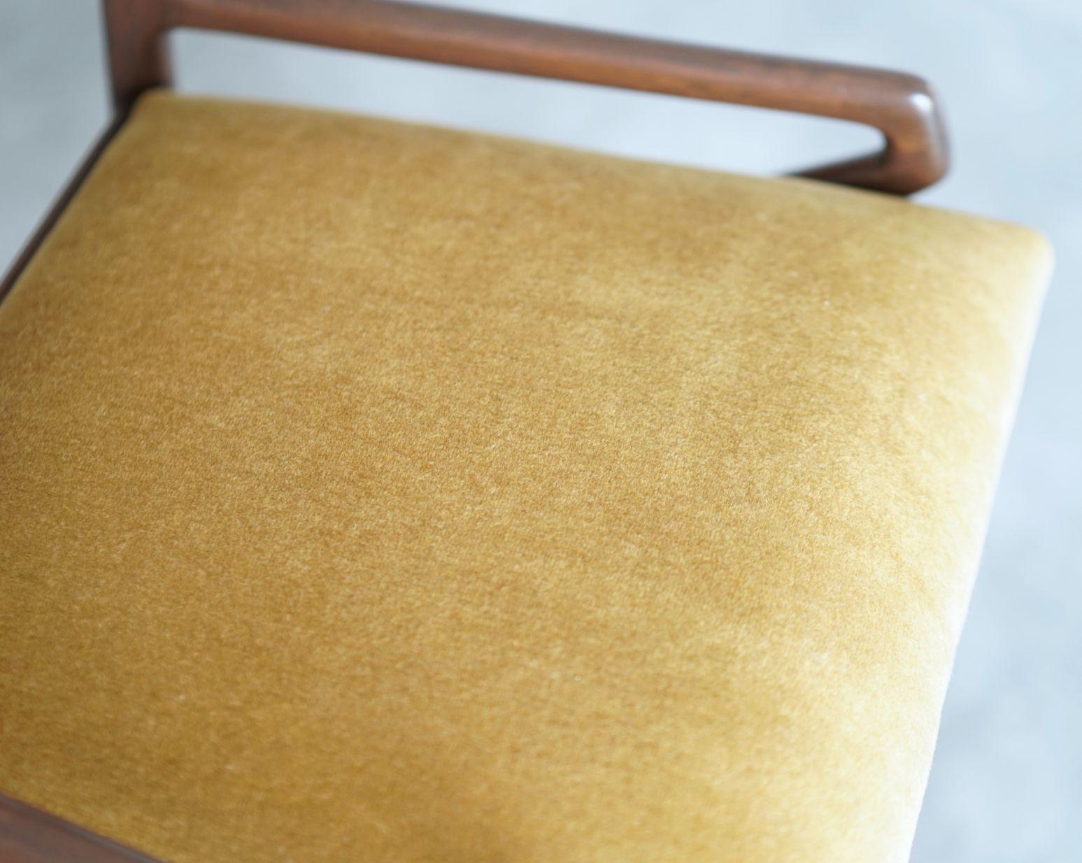 Satz von vier Esszimmerstühlen aus geschnitztem Nussbaumholz, Italien, 1970er Jahre im Angebot 1