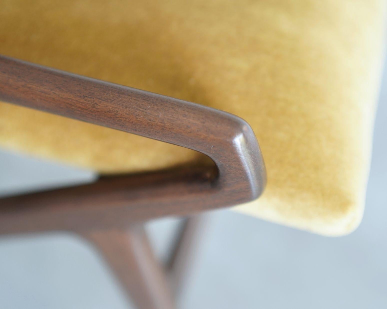 Satz von vier Esszimmerstühlen aus geschnitztem Nussbaumholz, Italien, 1970er Jahre im Angebot 2