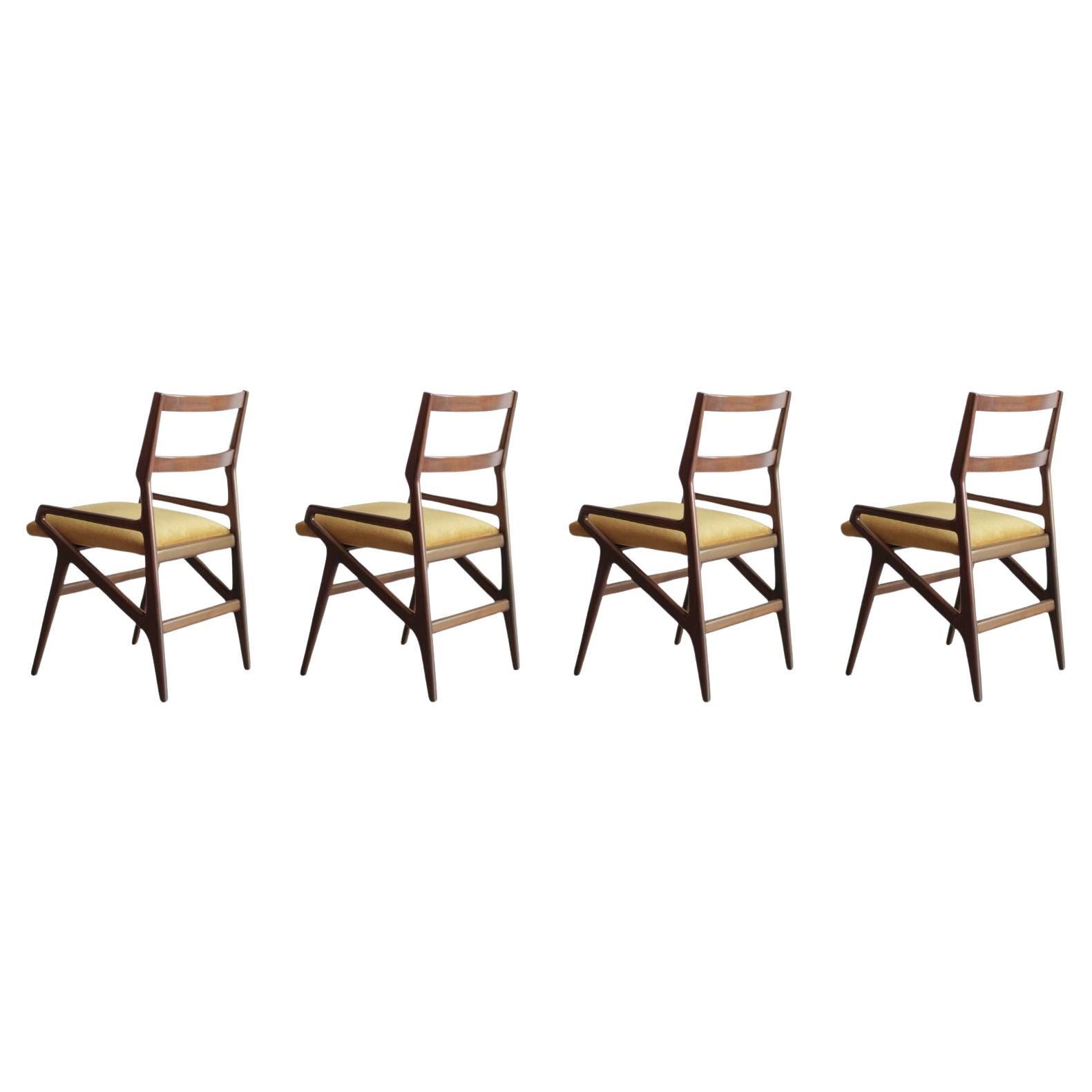 Satz von vier Esszimmerstühlen aus geschnitztem Nussbaumholz, Italien, 1970er Jahre im Angebot