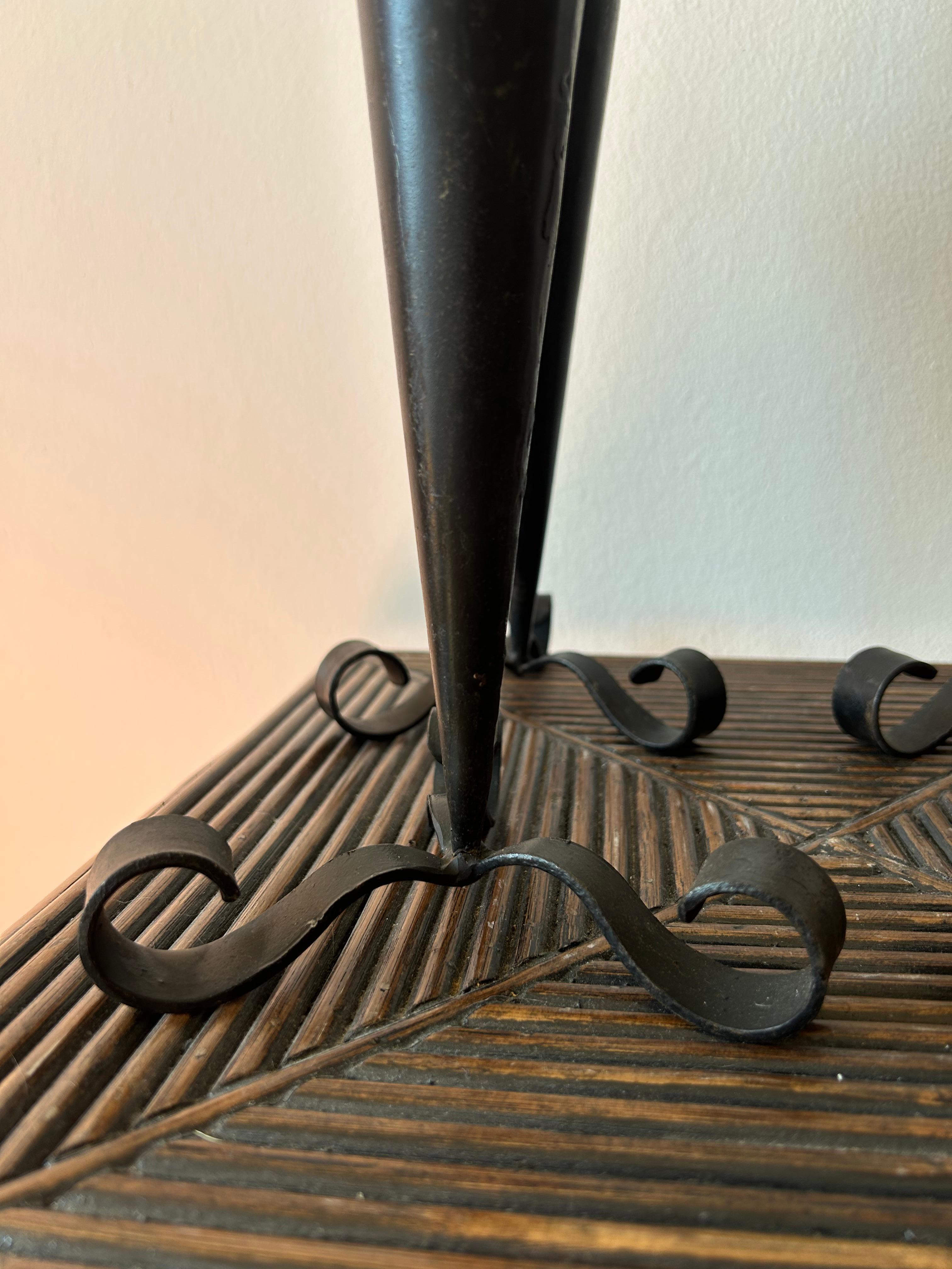 Ensemble de quatre bougeoirs art déco sculpturaux en fonte fabriqués au Danemark par un artisan danois dans les années 1960.
Les bâtons de bougie conviennent aux bougies de taille normale.
Les bâtons de bougie sont un détail décoratif parfait pour