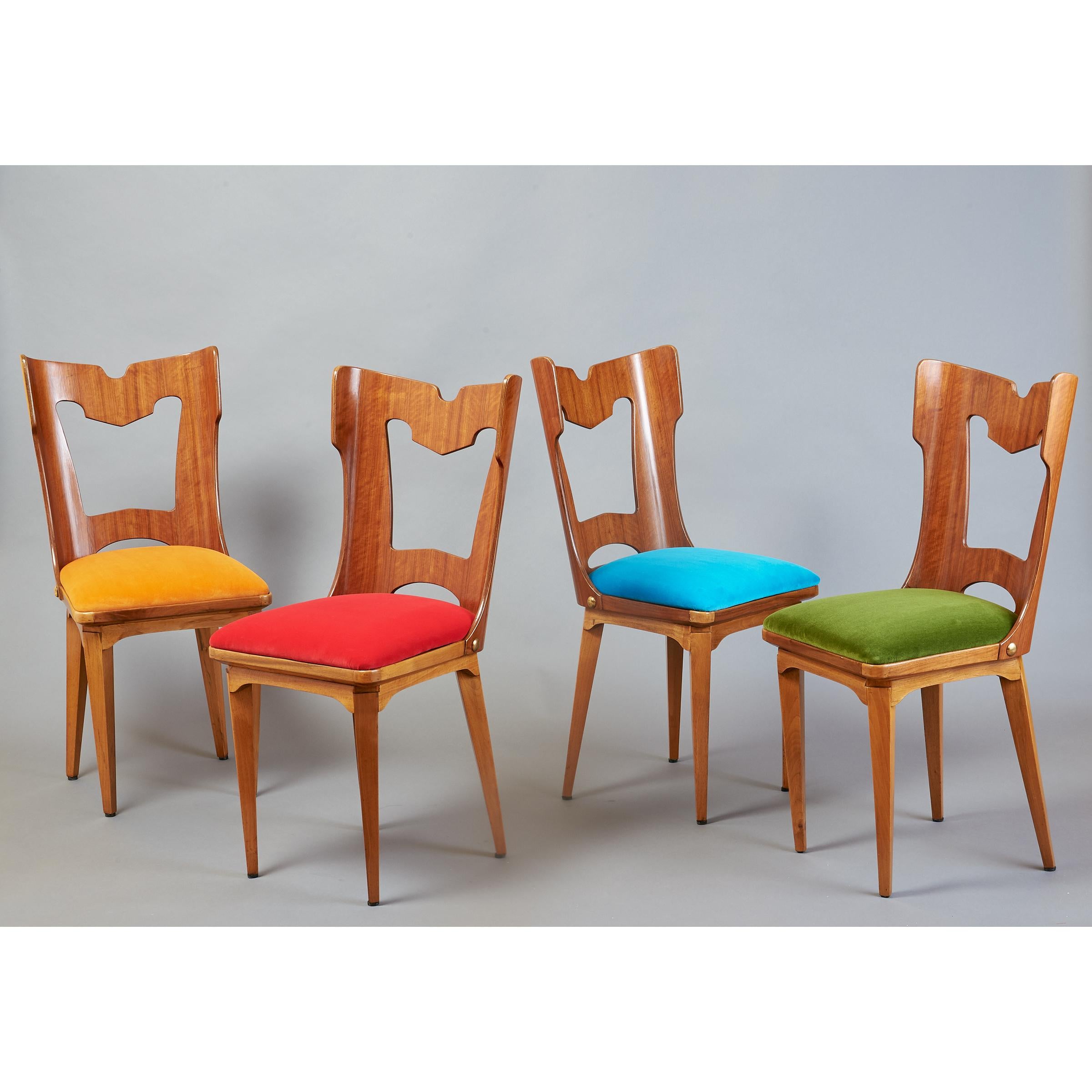 Italy, 1950s
A sculptural set of four chairs in the style of Borsani with curved and articulated walnut backs with elegant cut-outs.
Measure: 16 x 16 x 19 / 36 H.