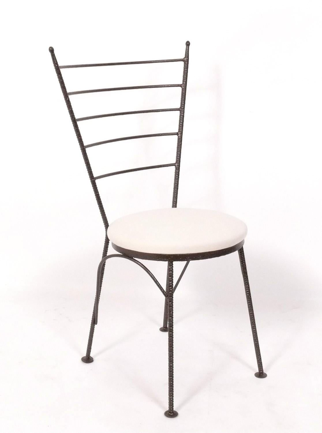 Set di quattro sedie da pranzo scultoree in ferro, alla maniera di Diego Giacometti, circa anni '70. Recentemente è stata riverniciata e rivestita. 