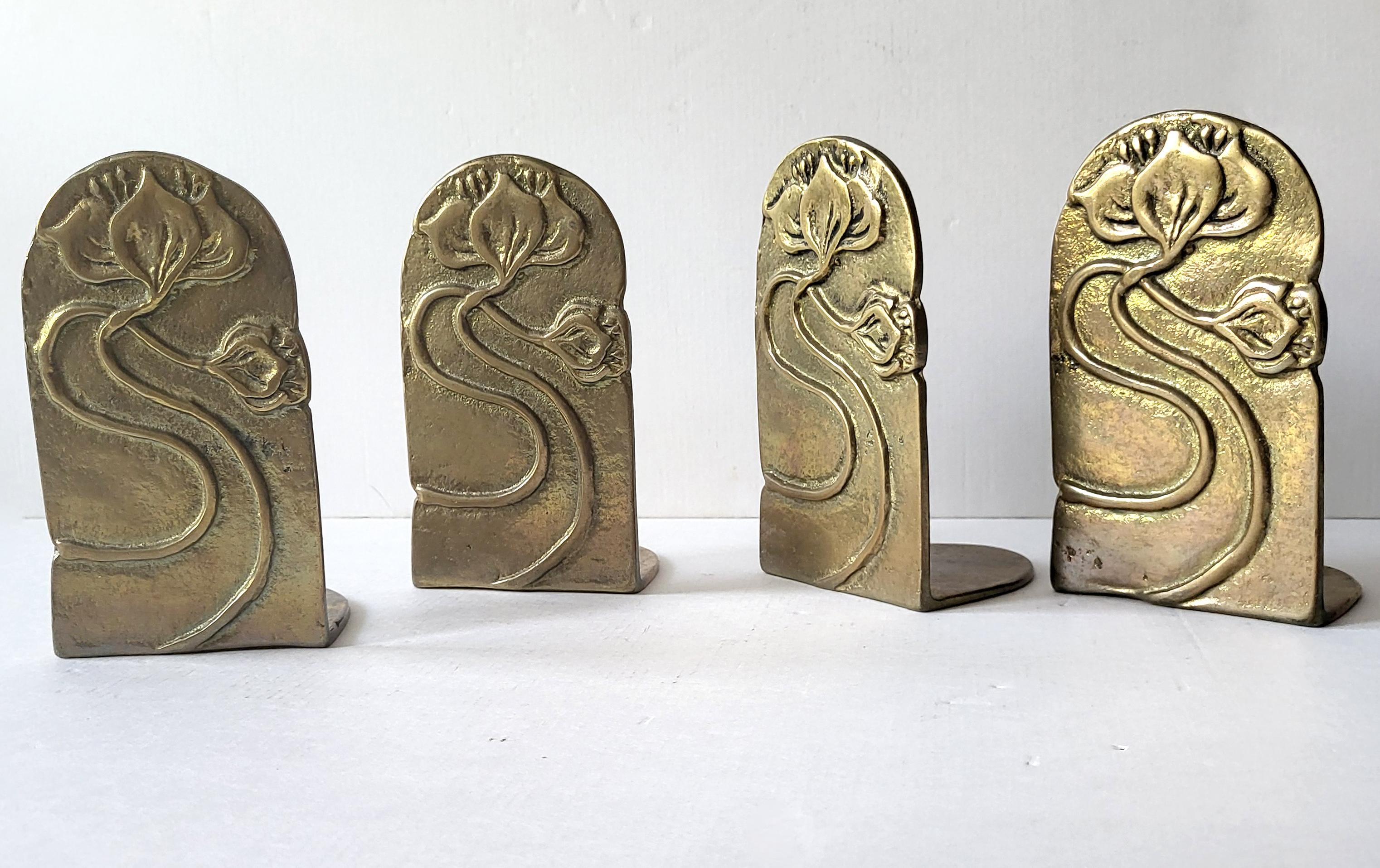 Ensemble de quatre serre-livres décoratifs Art Nouveau en laiton/bronze.
Allemagne, années 1900.

  