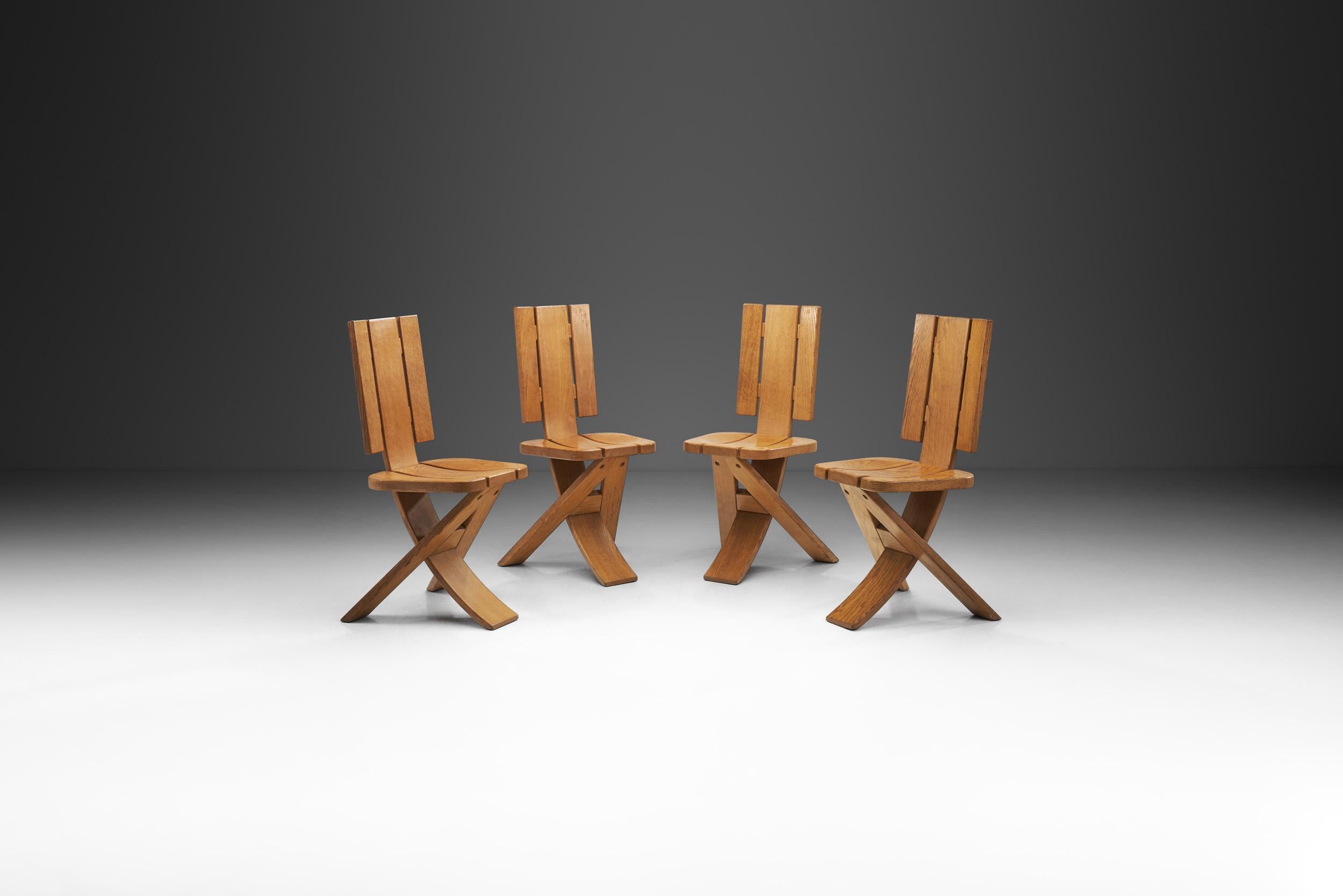 Cet ensemble de quatre chaises françaises s'inscrit dans le style Arts & Crafts, préservant et mettant en valeur les qualités naturelles du matériau utilisé pour sa fabrication. Les courbes sont légères et peu fréquentes, l'accent étant mis sur la