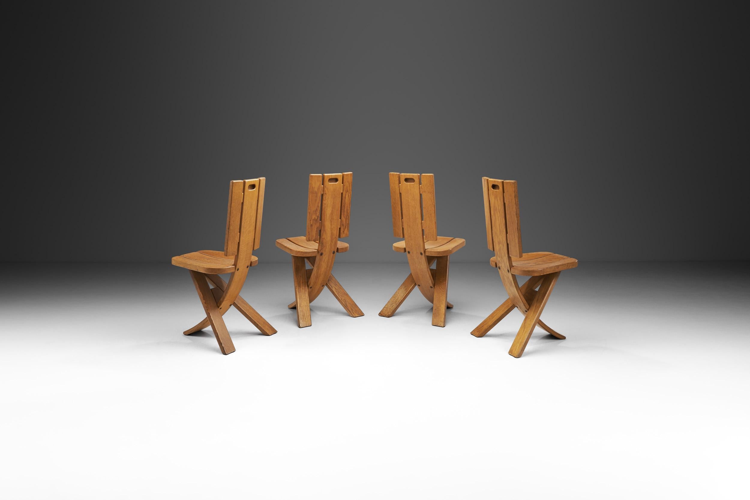Mid-Century Modern Ensemble de quatre chaises tripodes en chêne sculptural par Ebénisterie Seltz, France 1970 en vente