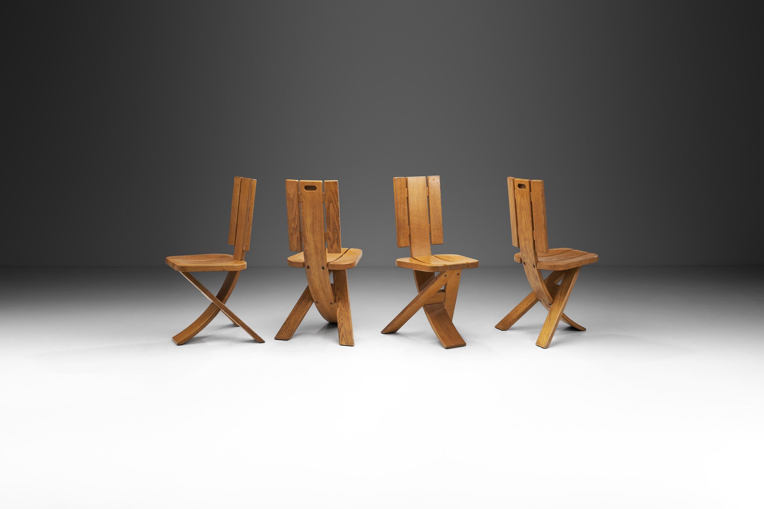 Français Ensemble de quatre chaises tripodes en chêne sculptural par Ebénisterie Seltz, France 1970 en vente