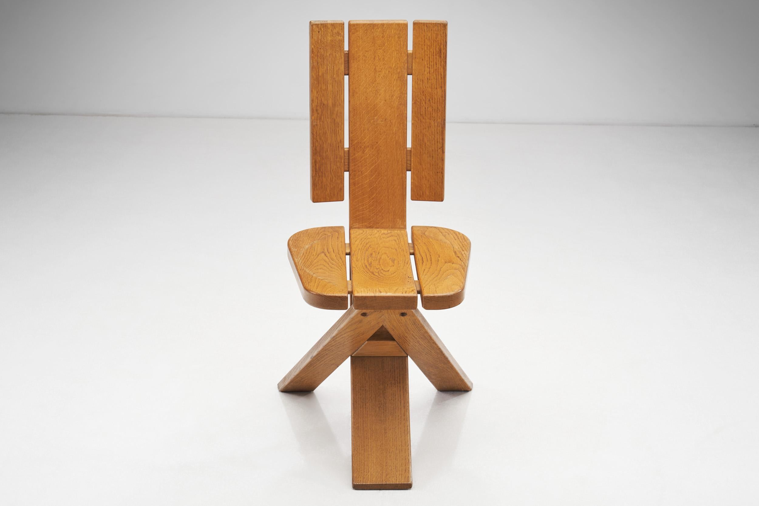 Set of Four Sculptural Oak Tripod Chairs by Ebénisterie Seltz, France, 1970s In Good Condition For Sale In Utrecht, NL