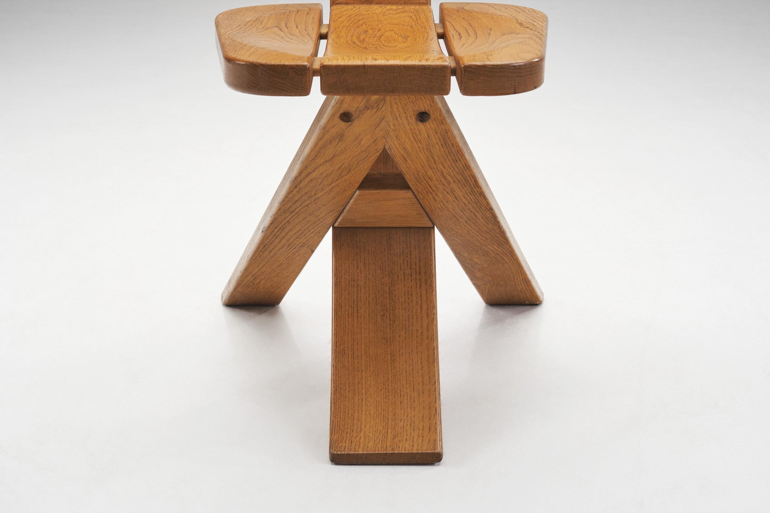 Ensemble de quatre chaises tripodes en chêne sculptural par Ebénisterie Seltz, France 1970 en vente 1