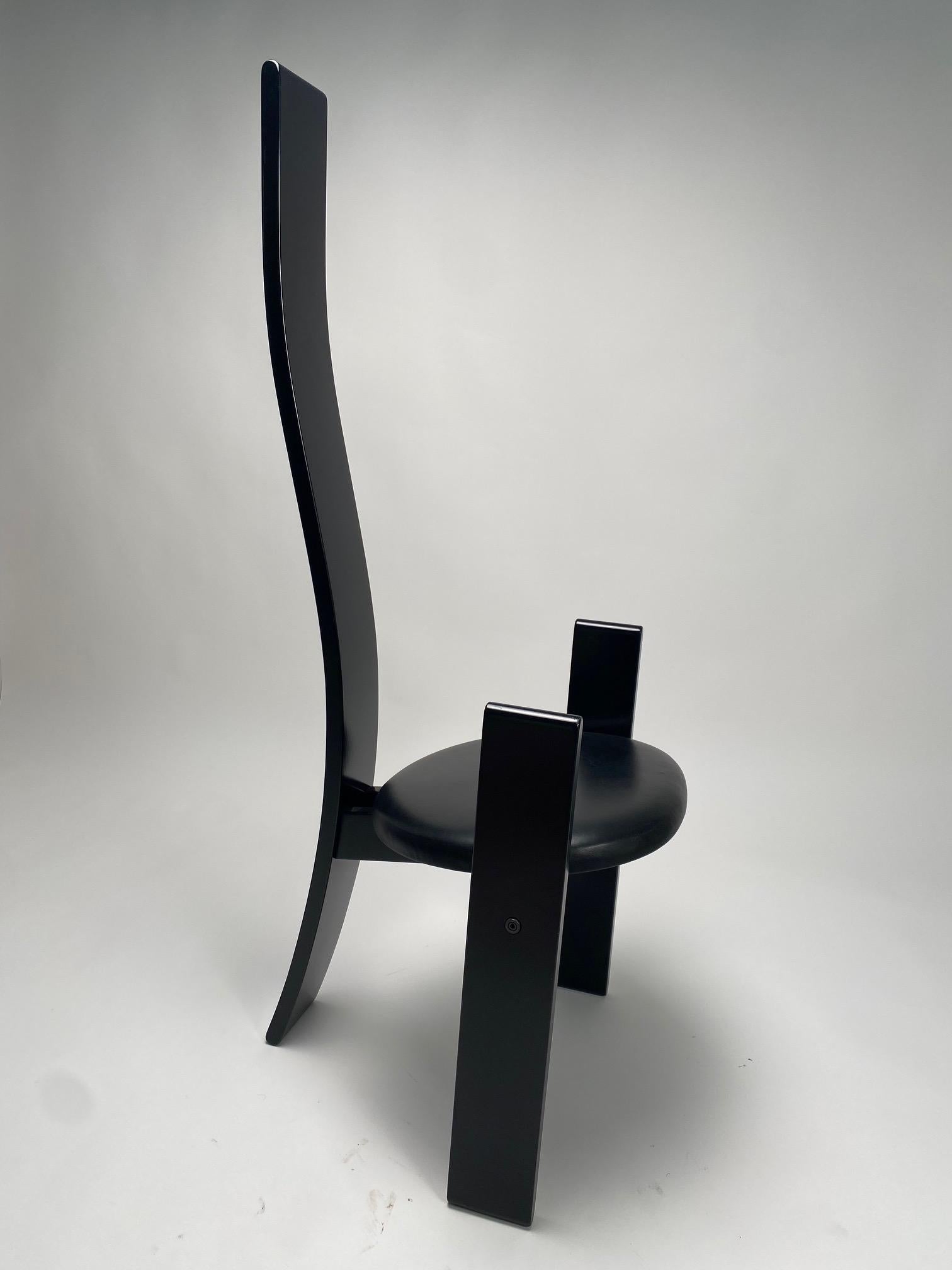The Golem chair, with a high backrest in lacquered wood, was born, as Magistretti states, from the desire to pay homage to the designer Mackintosh, after visiting an exhibition on the Scottish architect's work. The element that acts as a backrest is