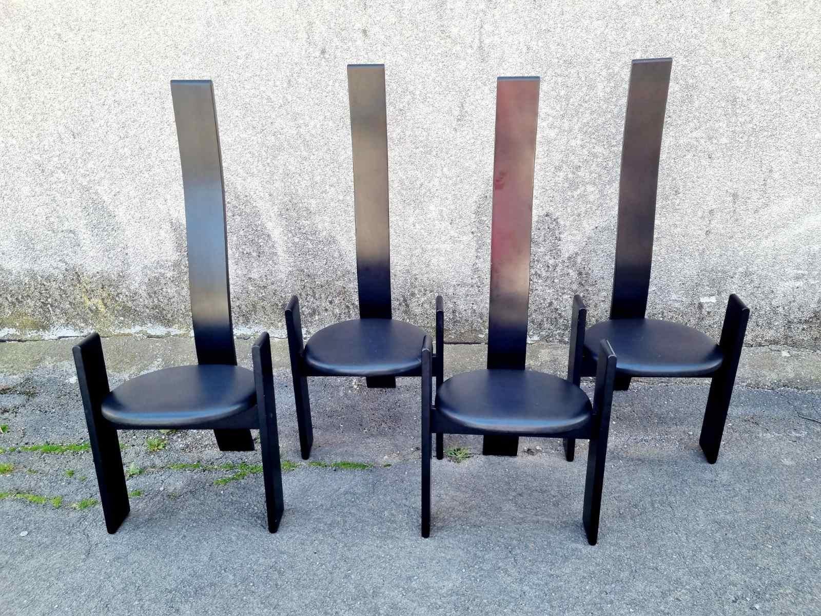 Mid-Century Modern black Lacquered wooden dining chairs Golem by Vico Magistretti, Italy 1969.
Nice set of 4 dining chairs „Golem SD51“ designed by Vico Magistretti for Poggi in 1969. The unique frame of the chairs are made of black high lacquered