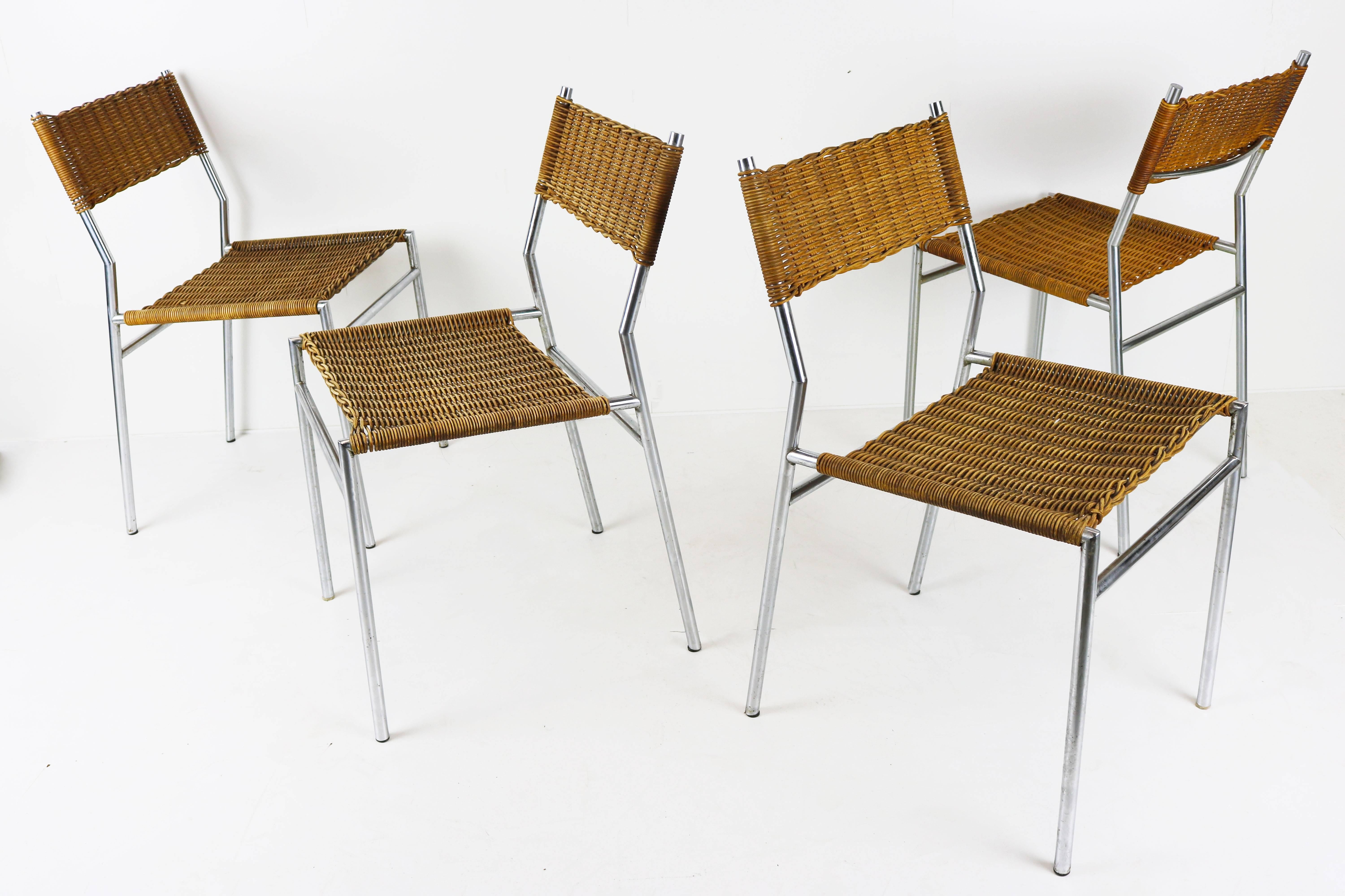 Set of four SE06 chairs in chrome and rattan Designed by Dutch designer Martin Visser for Spectrum 1962.
Martin Visser began working for Spectrum in 1954 as designer and head of collection. He had an architectural and civil engineering background,